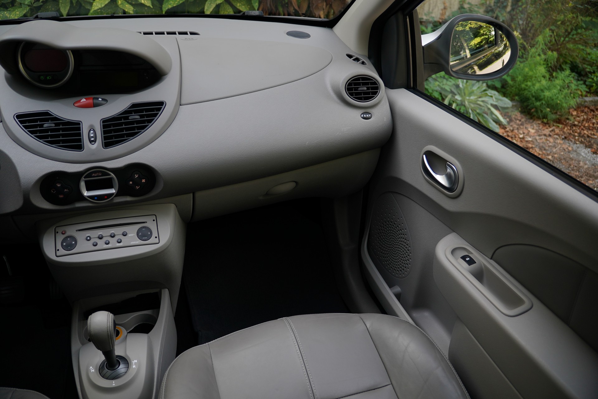 RENAULT Twingo 1.2 16V Initiale Quickshift-image-23