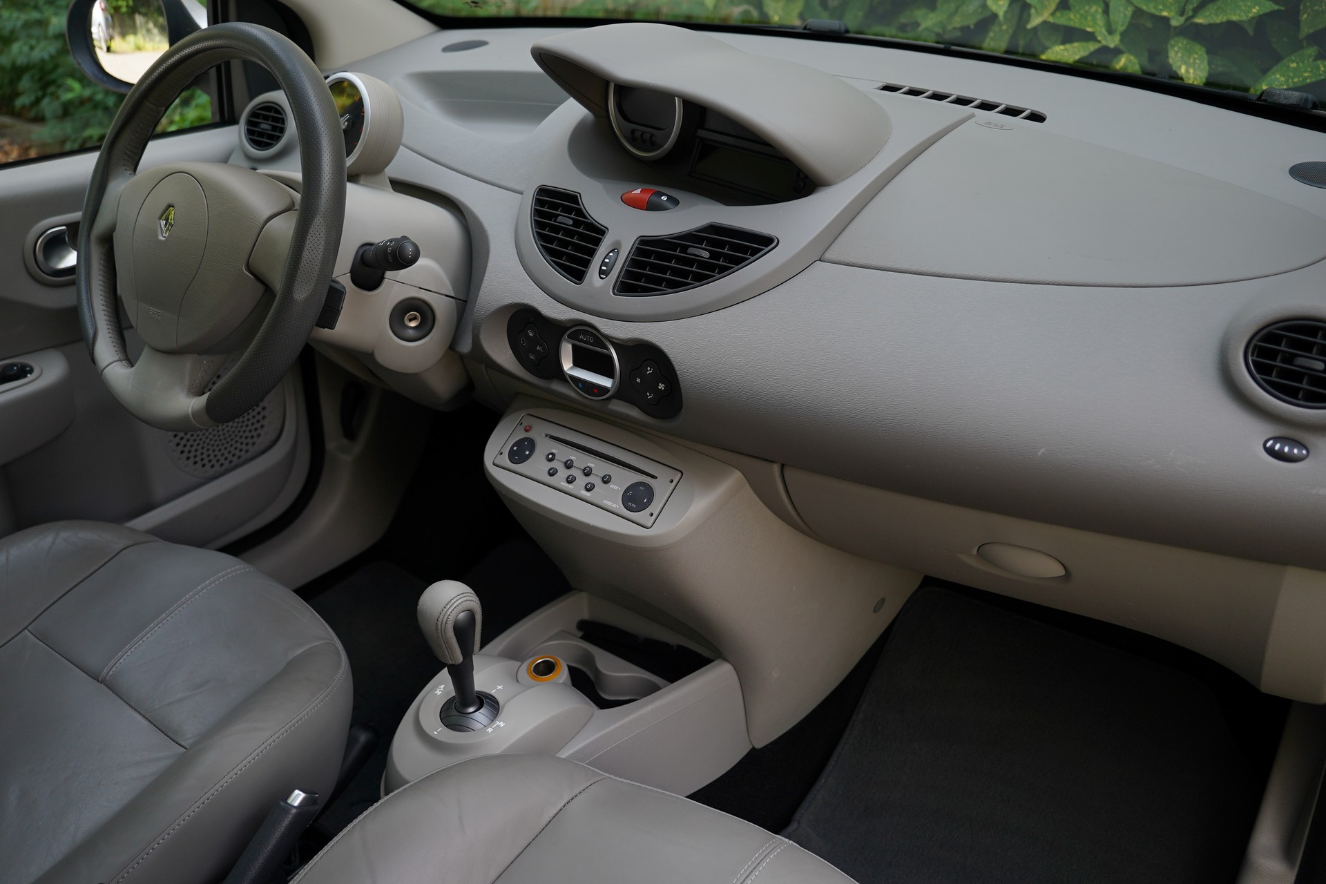 RENAULT Twingo 1.2 16V Initiale Quickshift-image-25