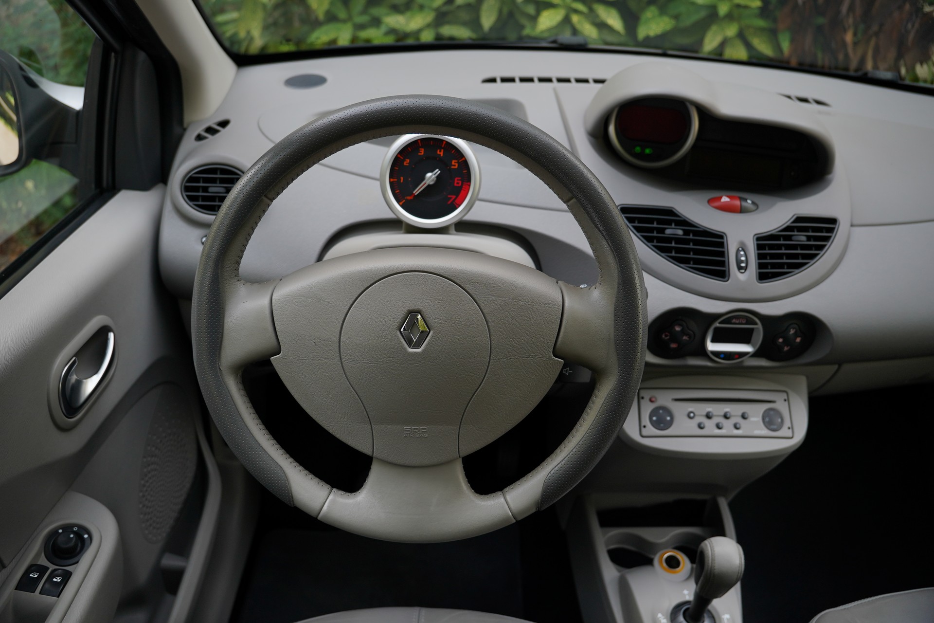 RENAULT Twingo 1.2 16V Initiale Quickshift-image-24