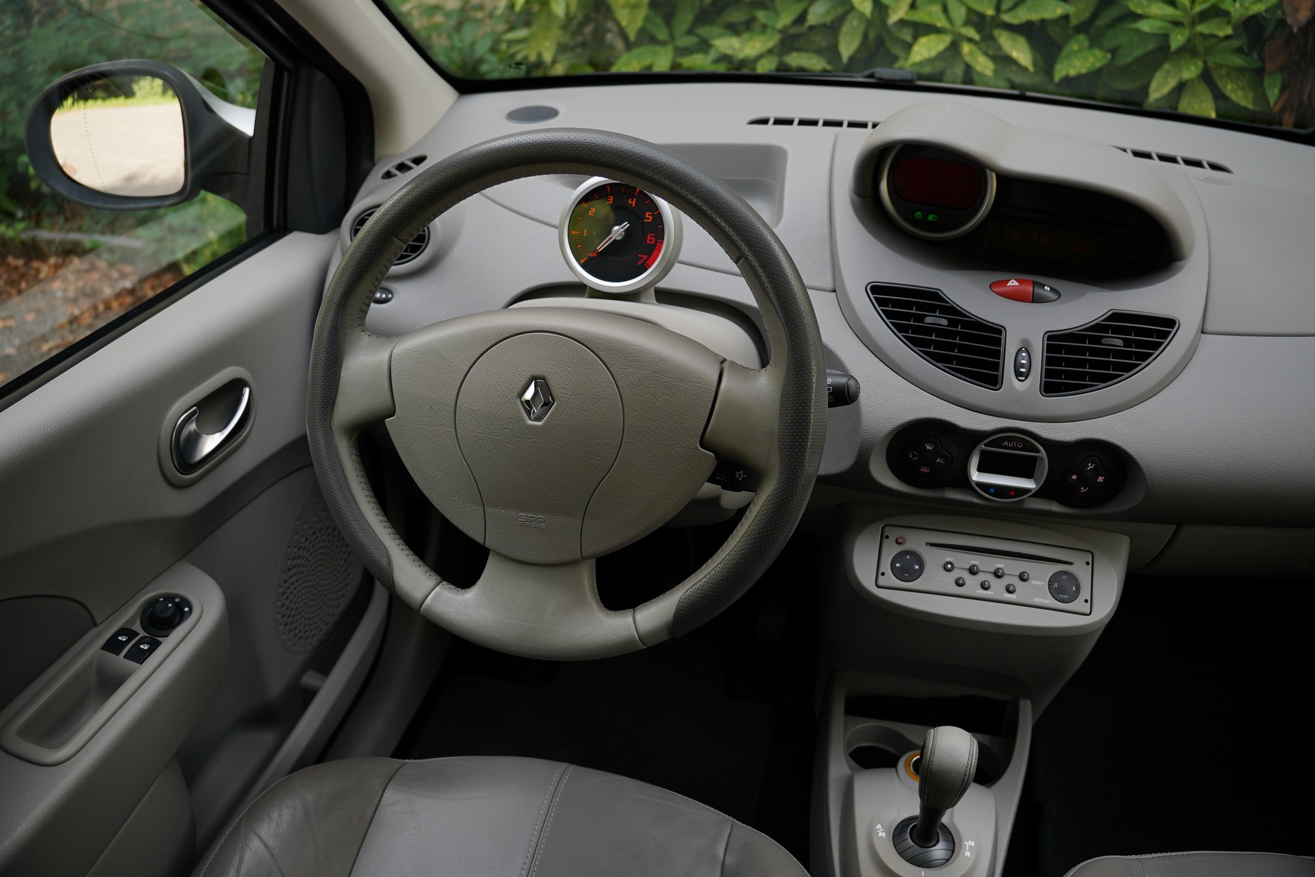 RENAULT Twingo 1.2 16V Initiale Quickshift-image-22