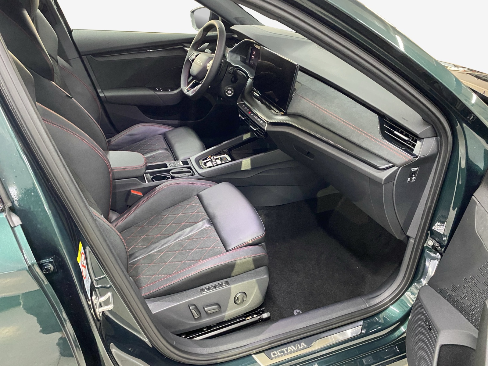 SKODA Octavia Combi 2.0 TSI DSG RS 30 Years Edition-image-13