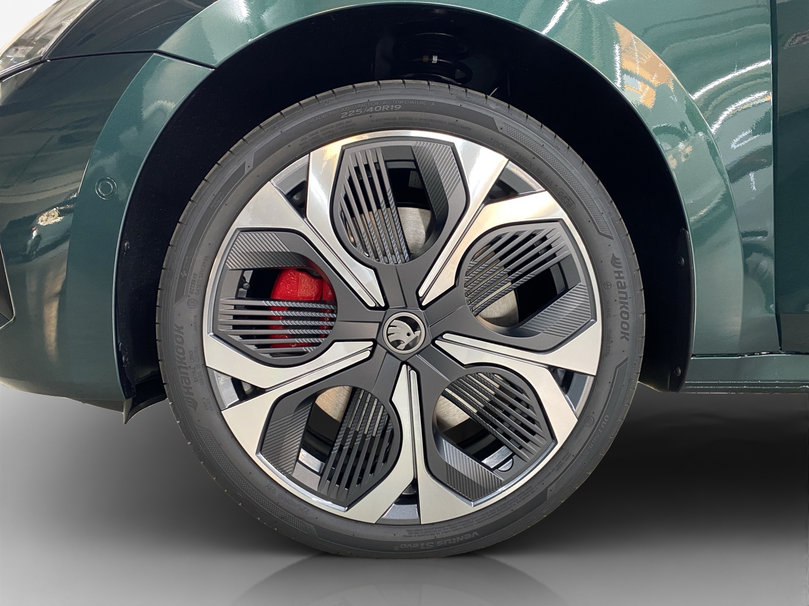 SKODA Octavia Combi 2.0 TSI DSG RS 30 Years Edition-image-15