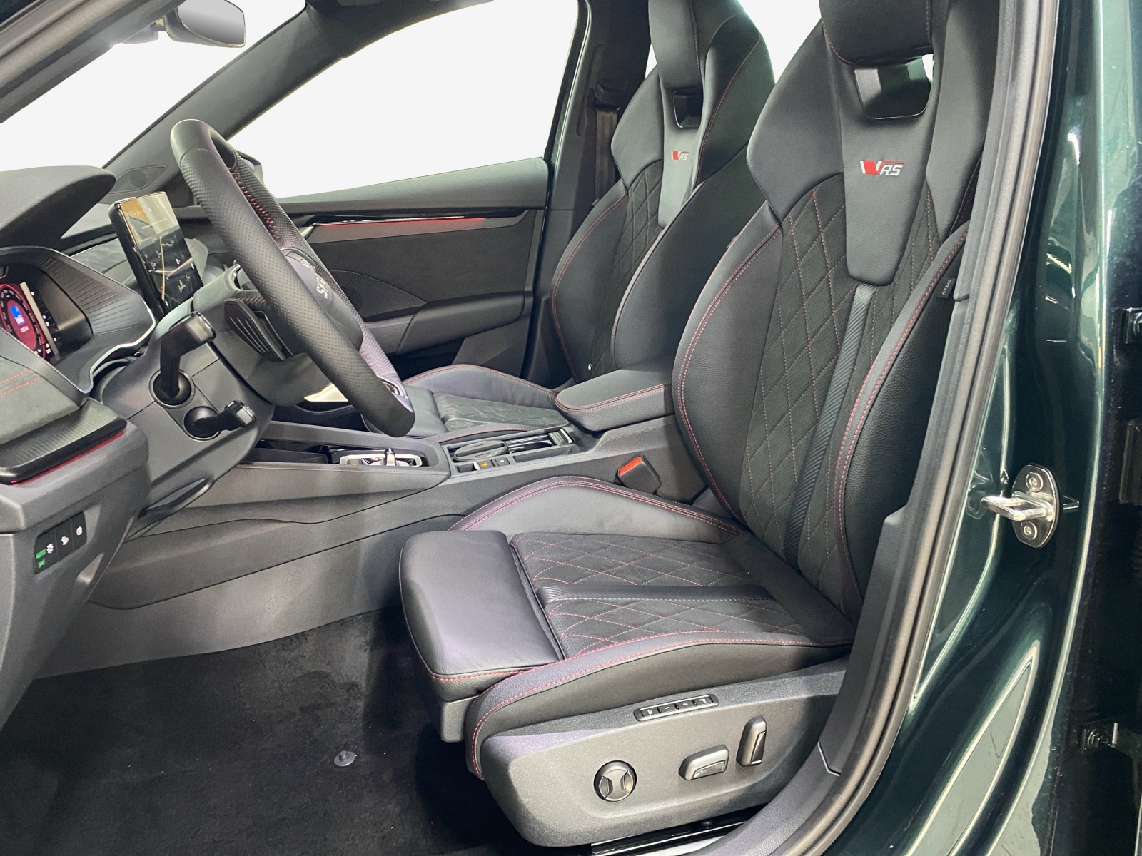 SKODA Octavia Combi 2.0 TSI DSG RS 30 Years Edition-image-7