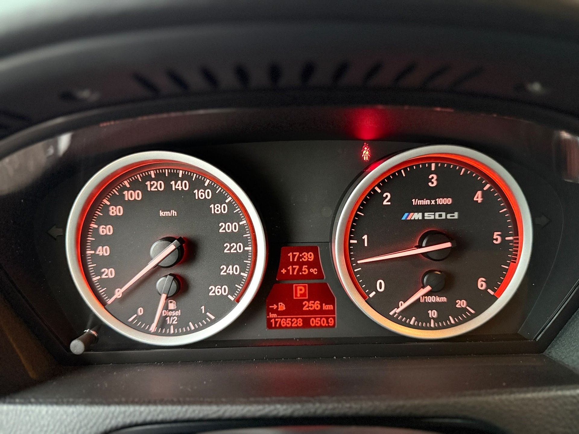 BMW X5 M50d xDrive * 7 Plätzer * UNIKAT *-image-26