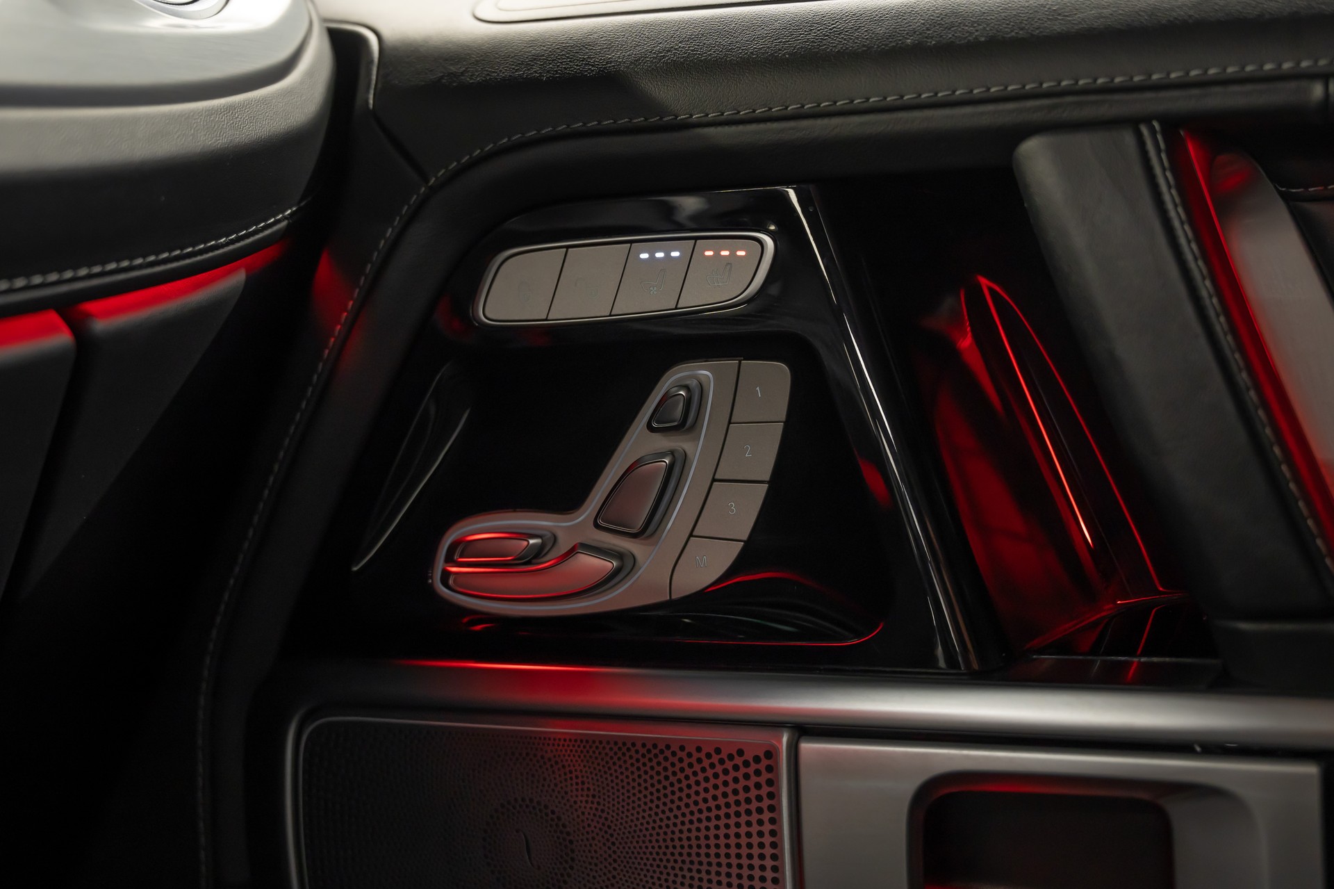 MERCEDES-BENZ G 63 AMG Speedshift Plus G-Tronic / CH Auto / Gratis Service / Night Paket II / Carbon Paket / Burmester / Schiebedach-image-13