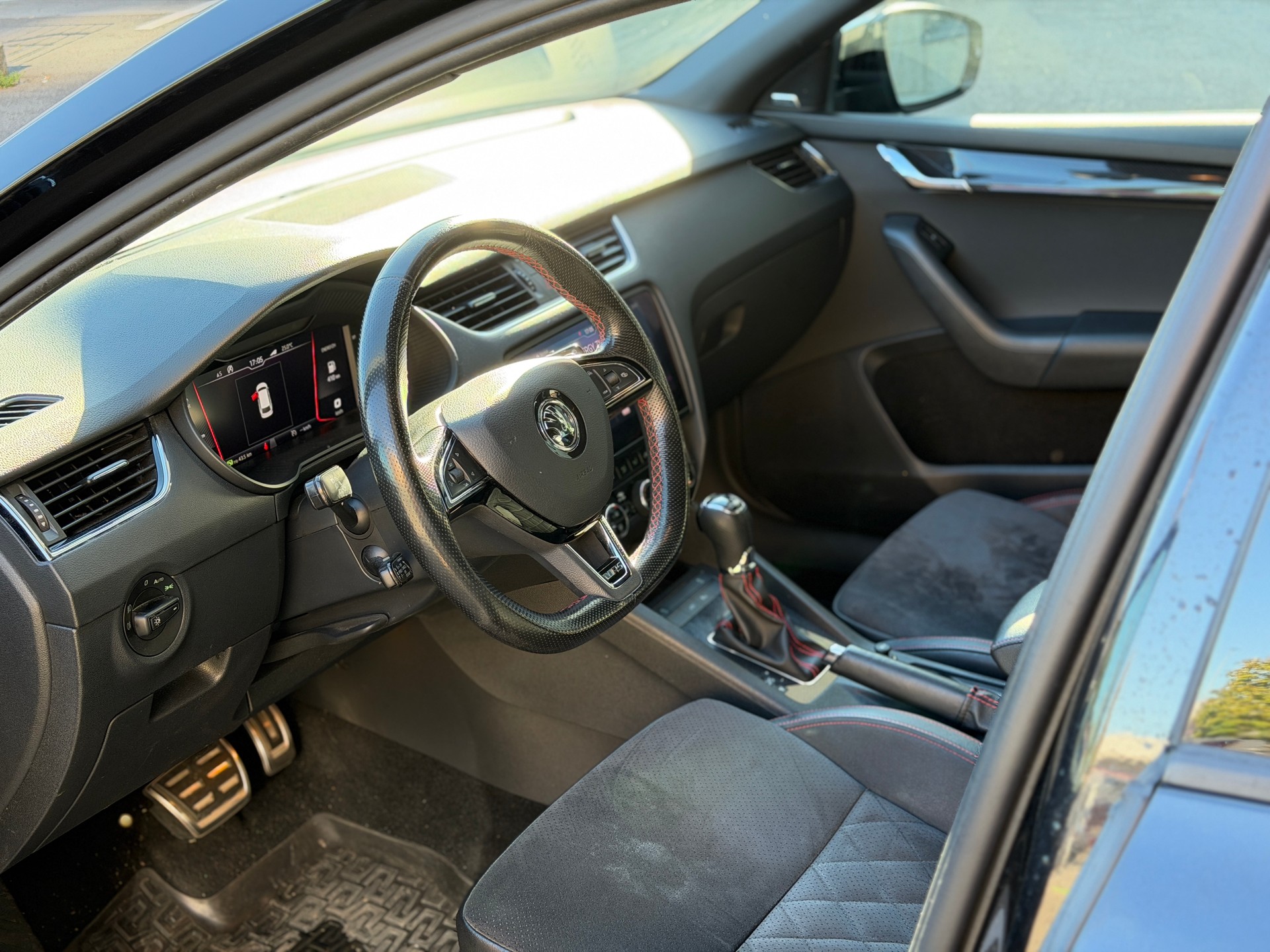 SKODA Octavia Combi 2.0 TDI RS DSG-image-14