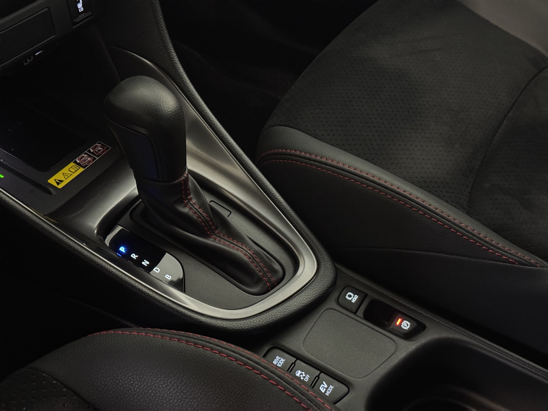 TOYOTA Yaris 1.5 GR Sport e-CVT-image-12