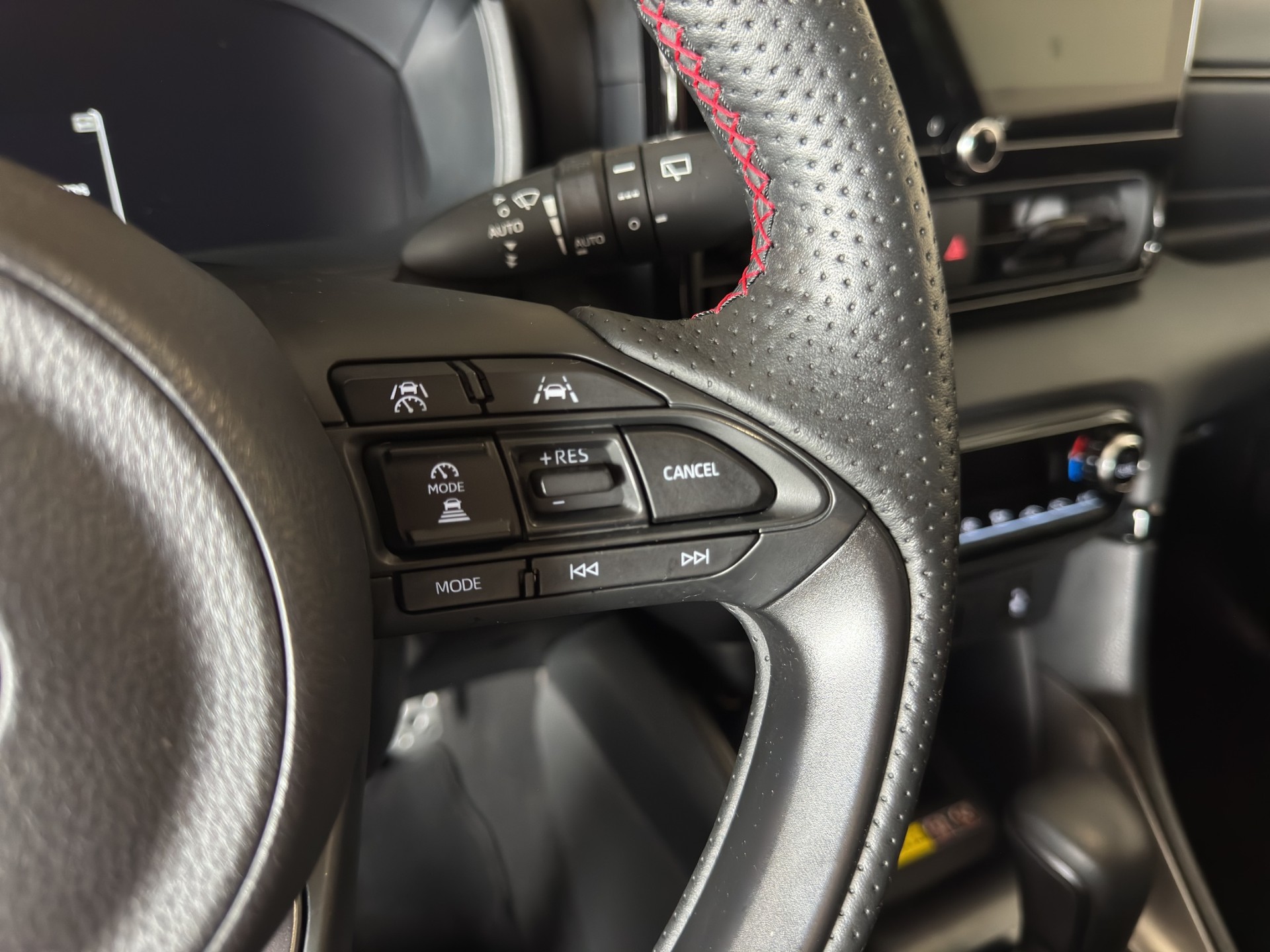 TOYOTA Yaris 1.5 GR Sport e-CVT-image-21