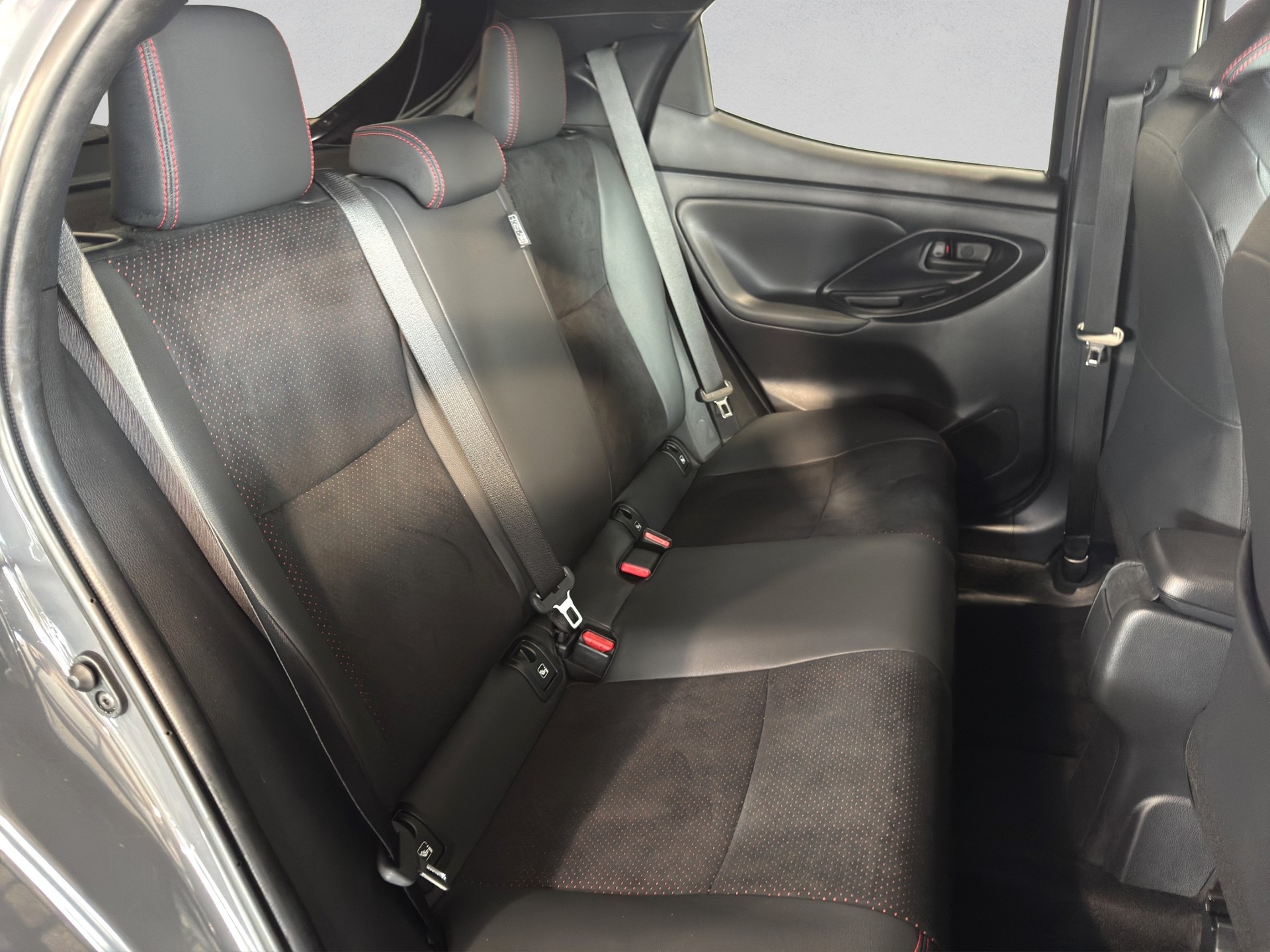 TOYOTA Yaris 1.5 GR Sport e-CVT-image-16