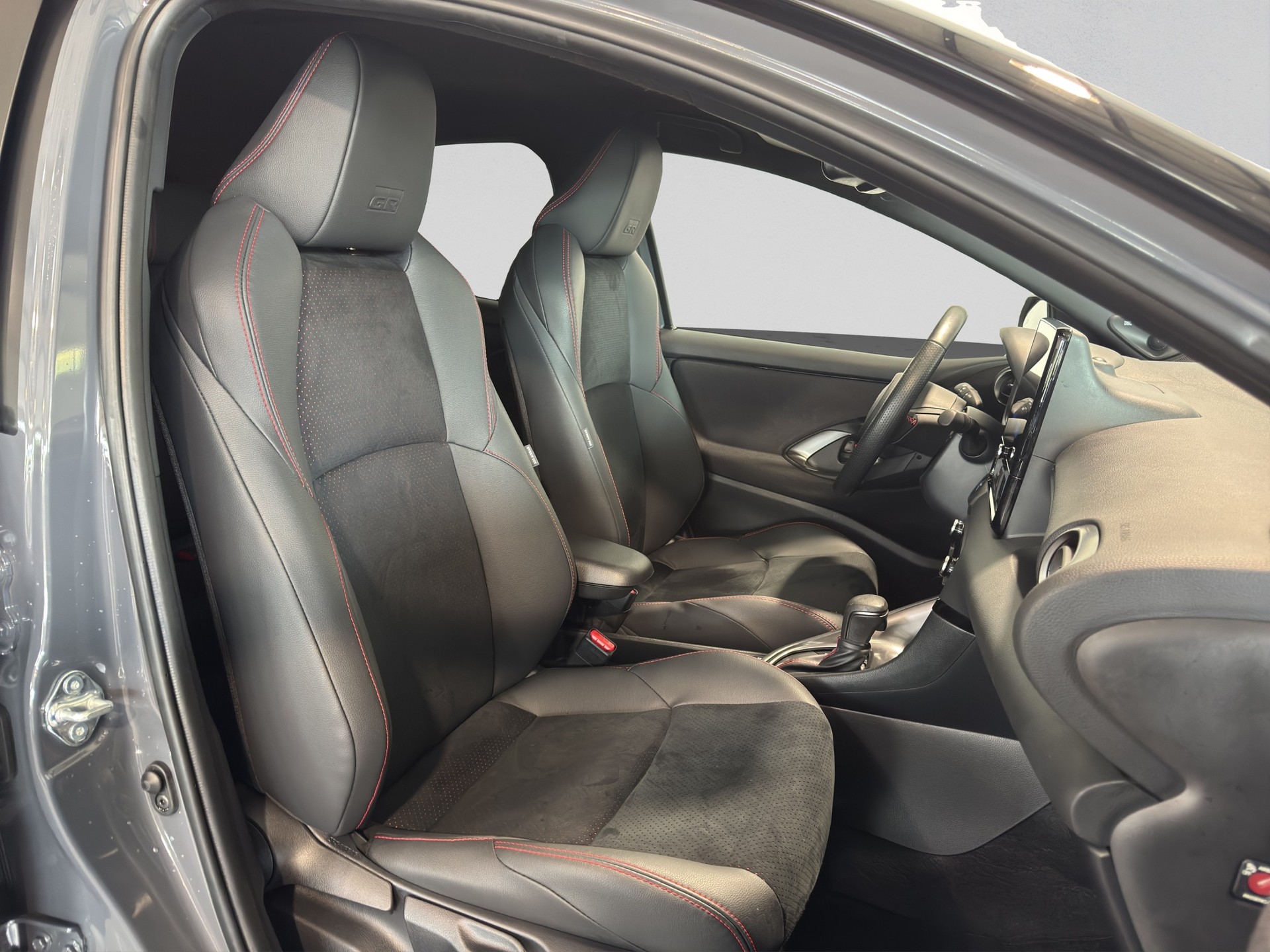 TOYOTA Yaris 1.5 GR Sport e-CVT-image-14