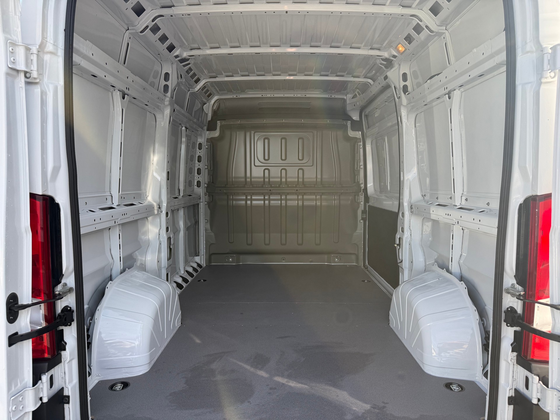 PEUGEOT Boxer 33 2.2 BlueHDI 140 L2H2 Garantie bis 11.2027-image-6