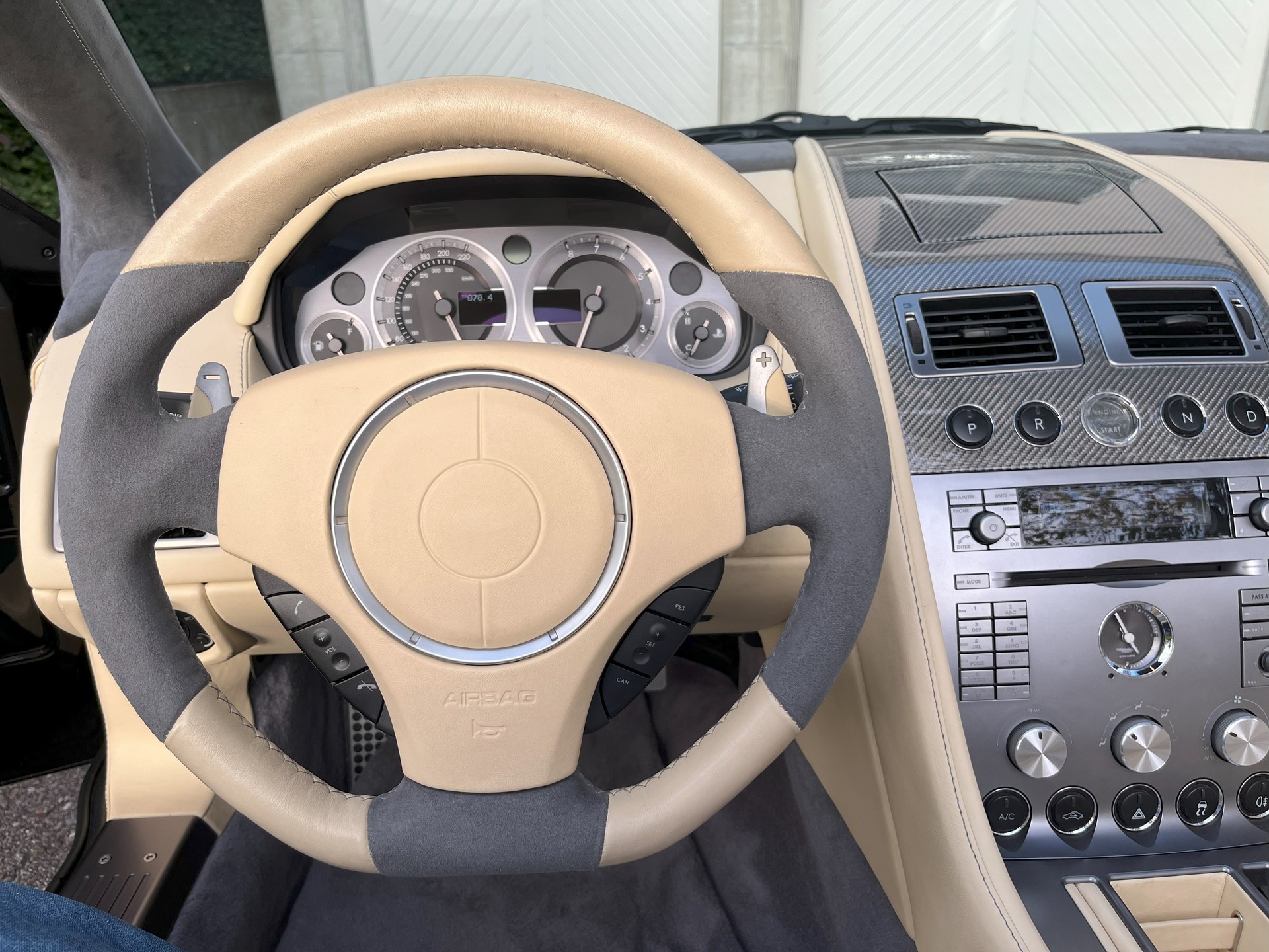 ASTON MARTIN DB9 Volante Touchtronic 2-image-1