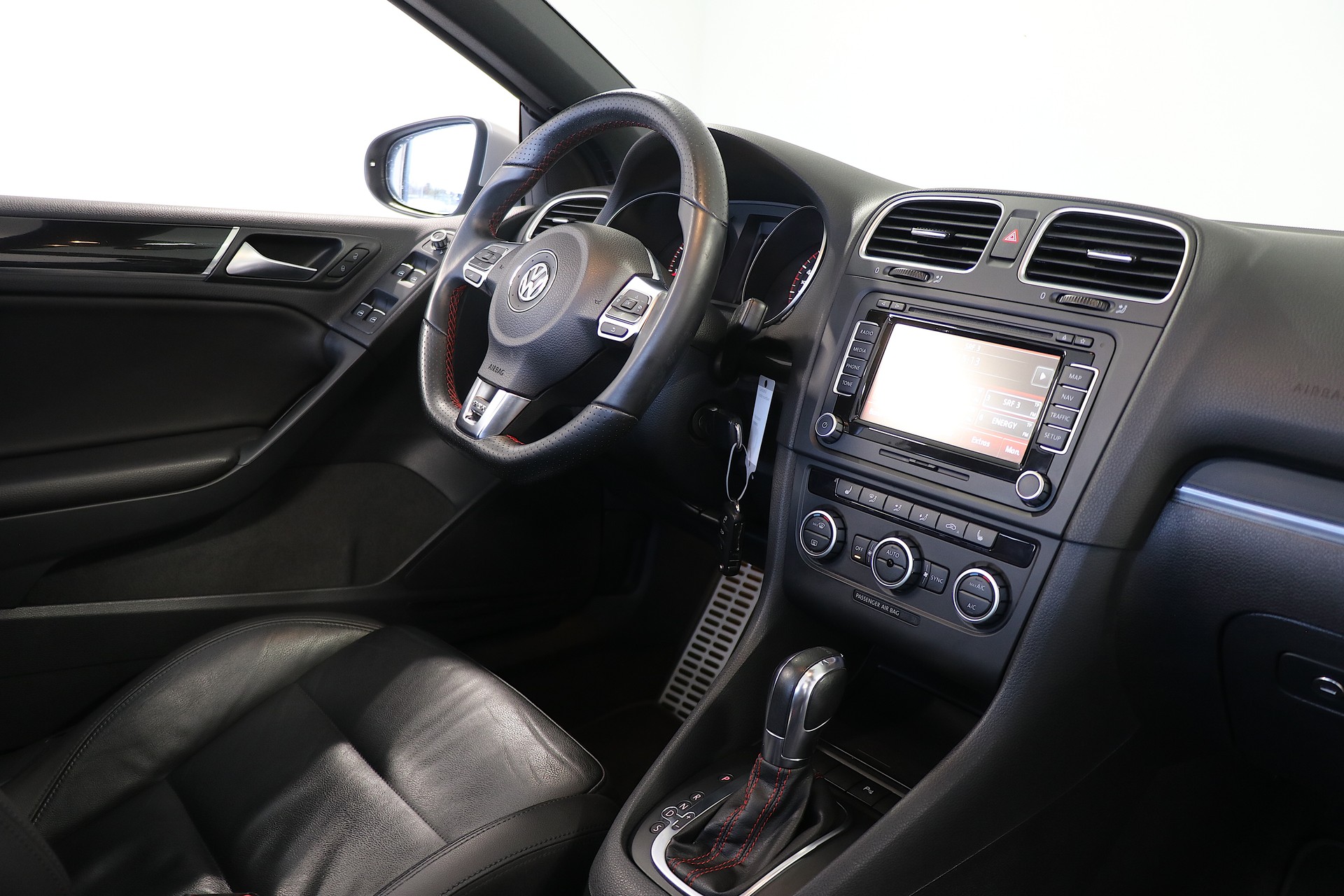 VW Golf Cabrio 2.0 TSI GTI DSG-image-13