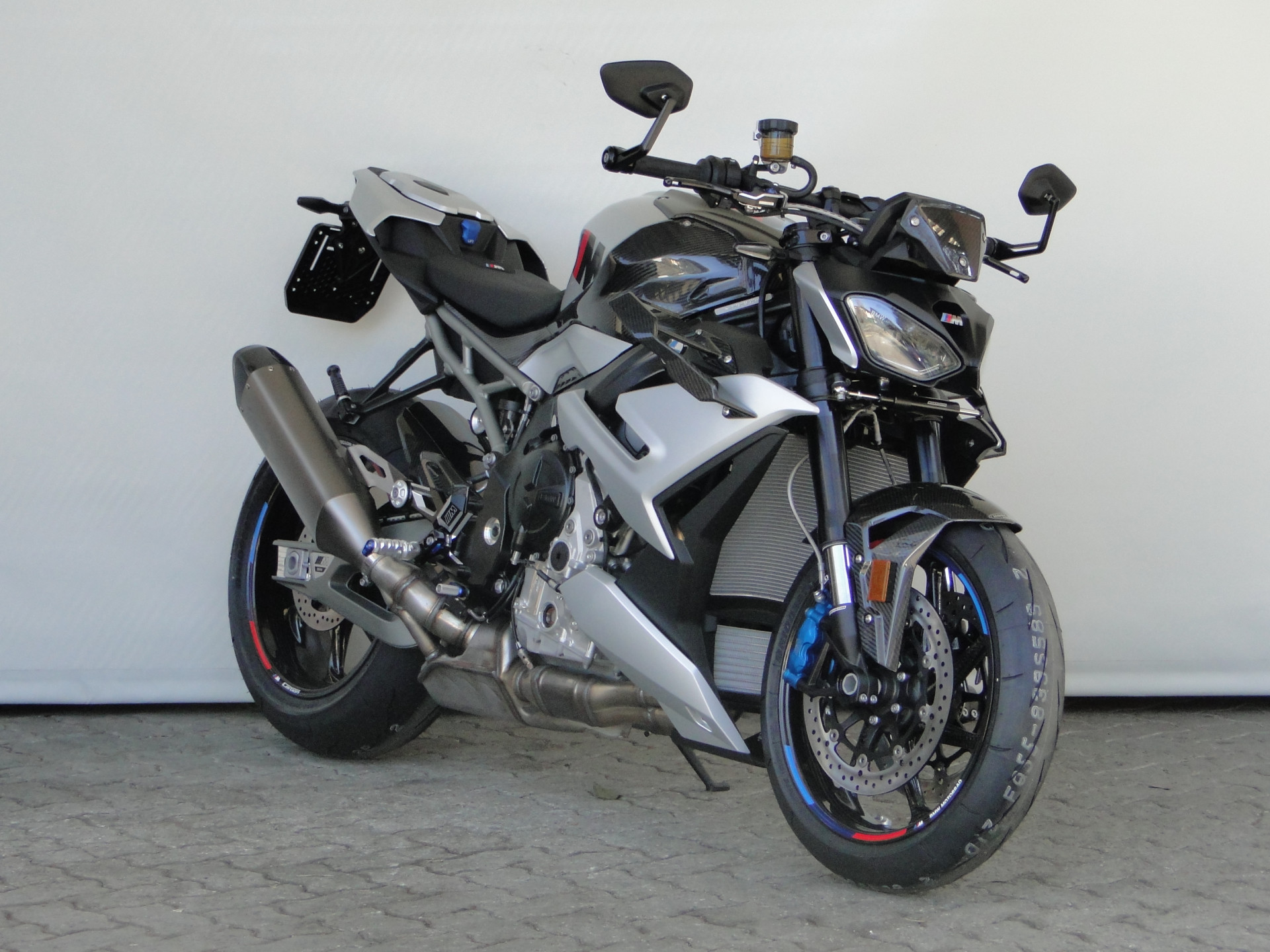 BMW M 1000 R Competition 5 Jahre Garantie-showroom-element-2