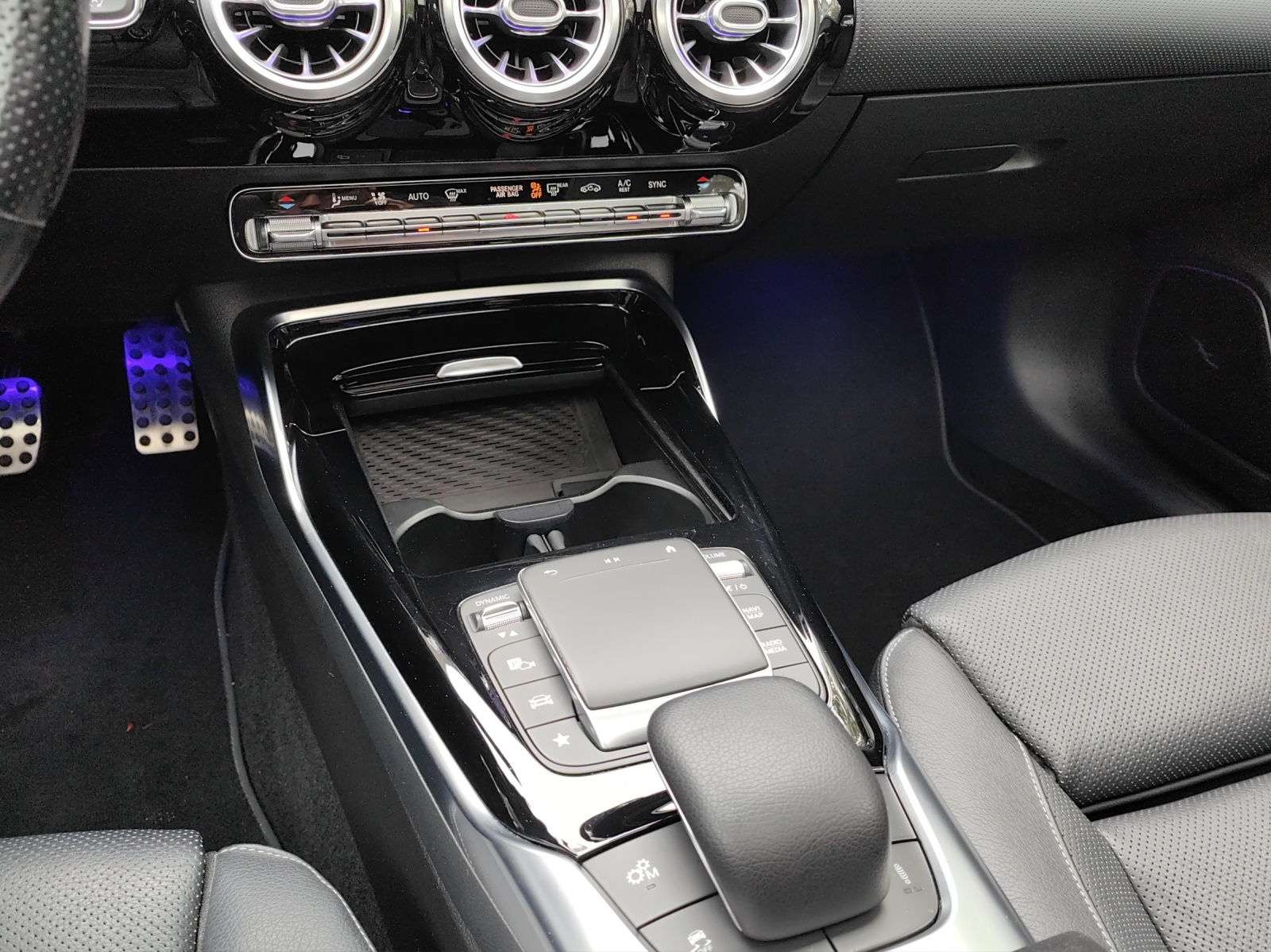 MERCEDES-BENZ A 45 S AMG 4Matic+ Speedshift-image-12