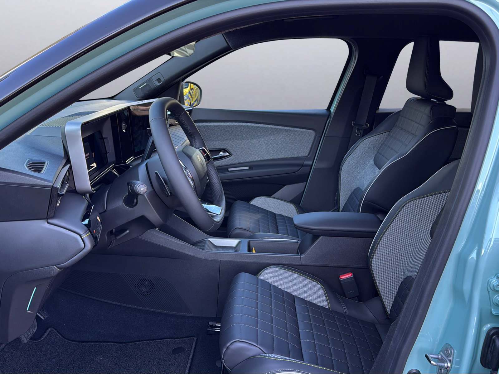 RENAULT R4 E-TECH ELECTRIC iconic 150PS Comfort Range-image-4
