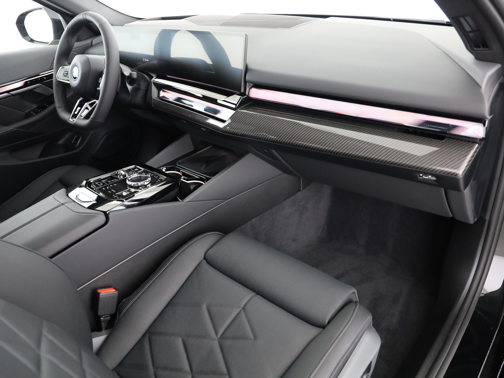 BMW 550e xDrive-image-11