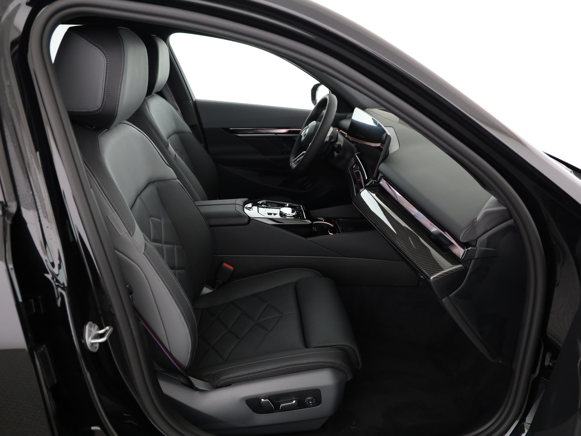 BMW 550e xDrive-image-12
