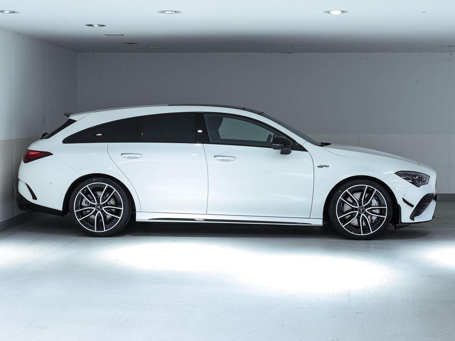 MERCEDES-BENZ CLA 35 AMG 4MATIC Shooting Brake-image-1