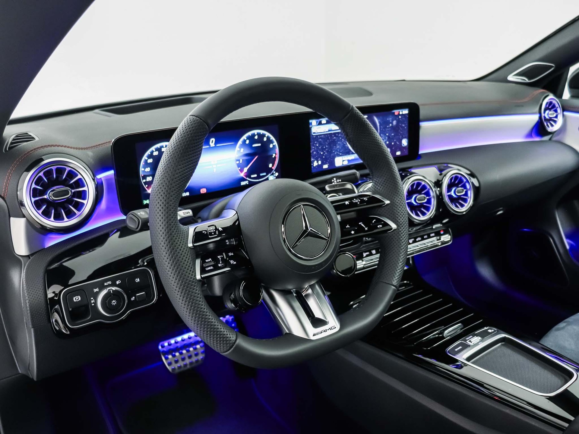 MERCEDES-BENZ CLA 35 AMG 4MATIC Shooting Brake-image-9