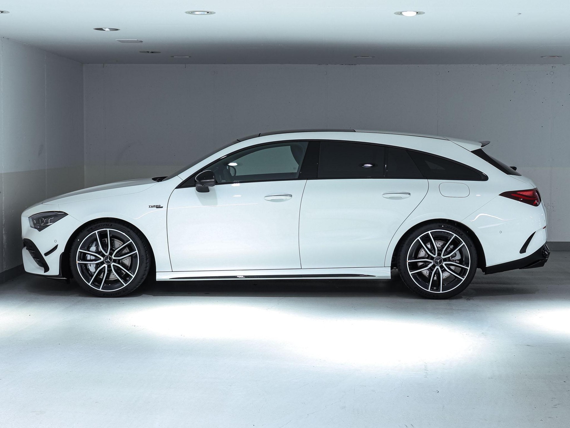 MERCEDES-BENZ CLA 35 AMG 4MATIC Shooting Brake-image-4