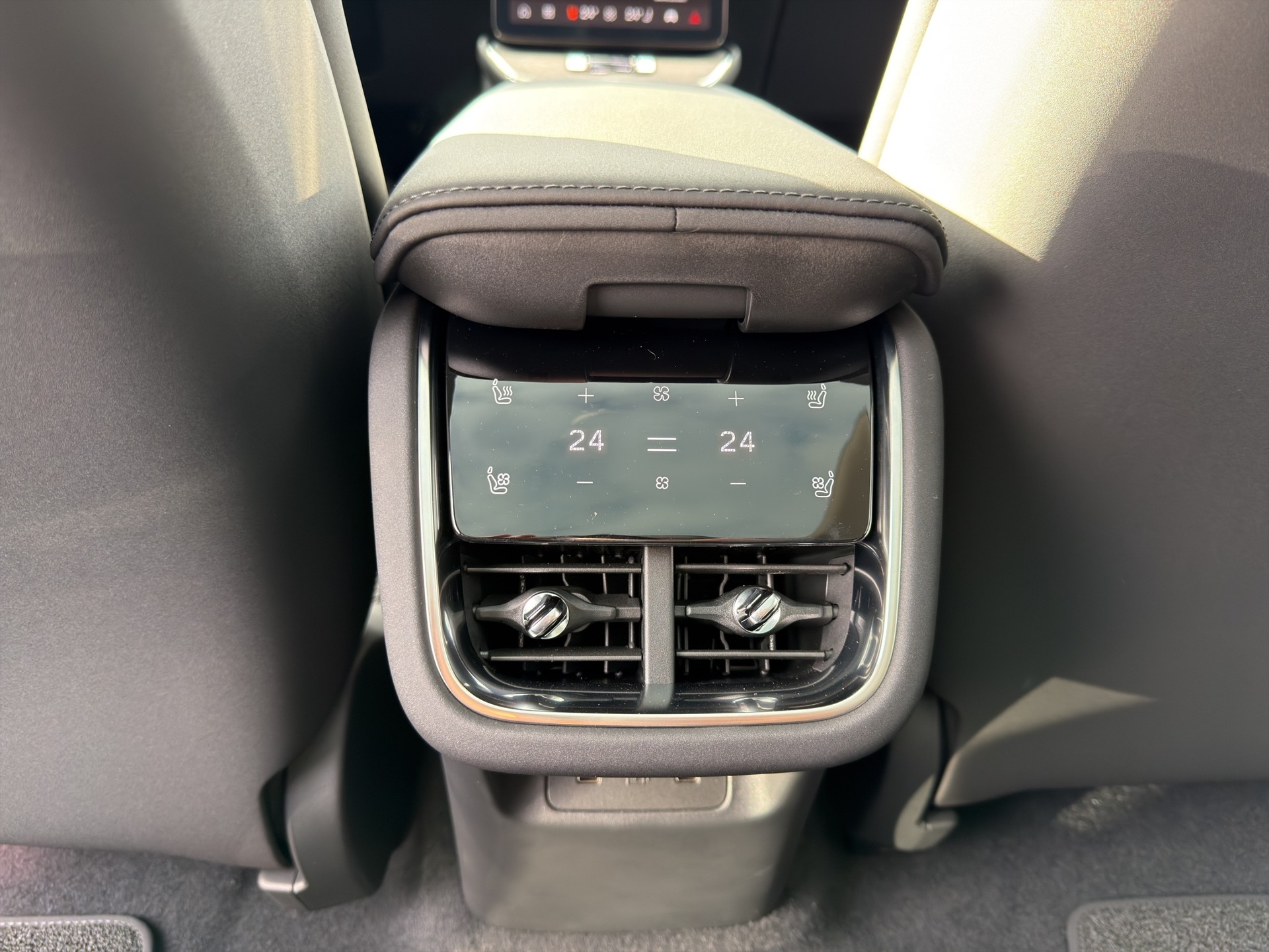 VOLVO ES90 Ultra-image-18