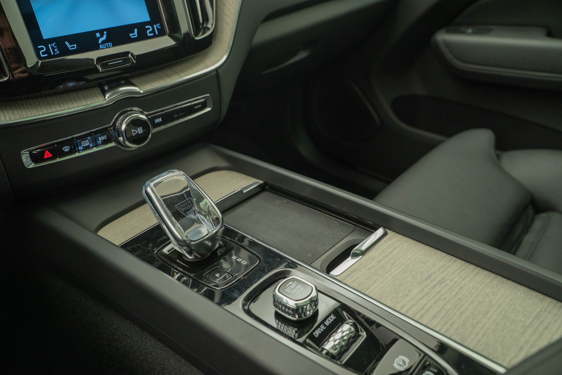 VOLVO XC60 2.0 T8 TE Inscription eAWD-image-12
