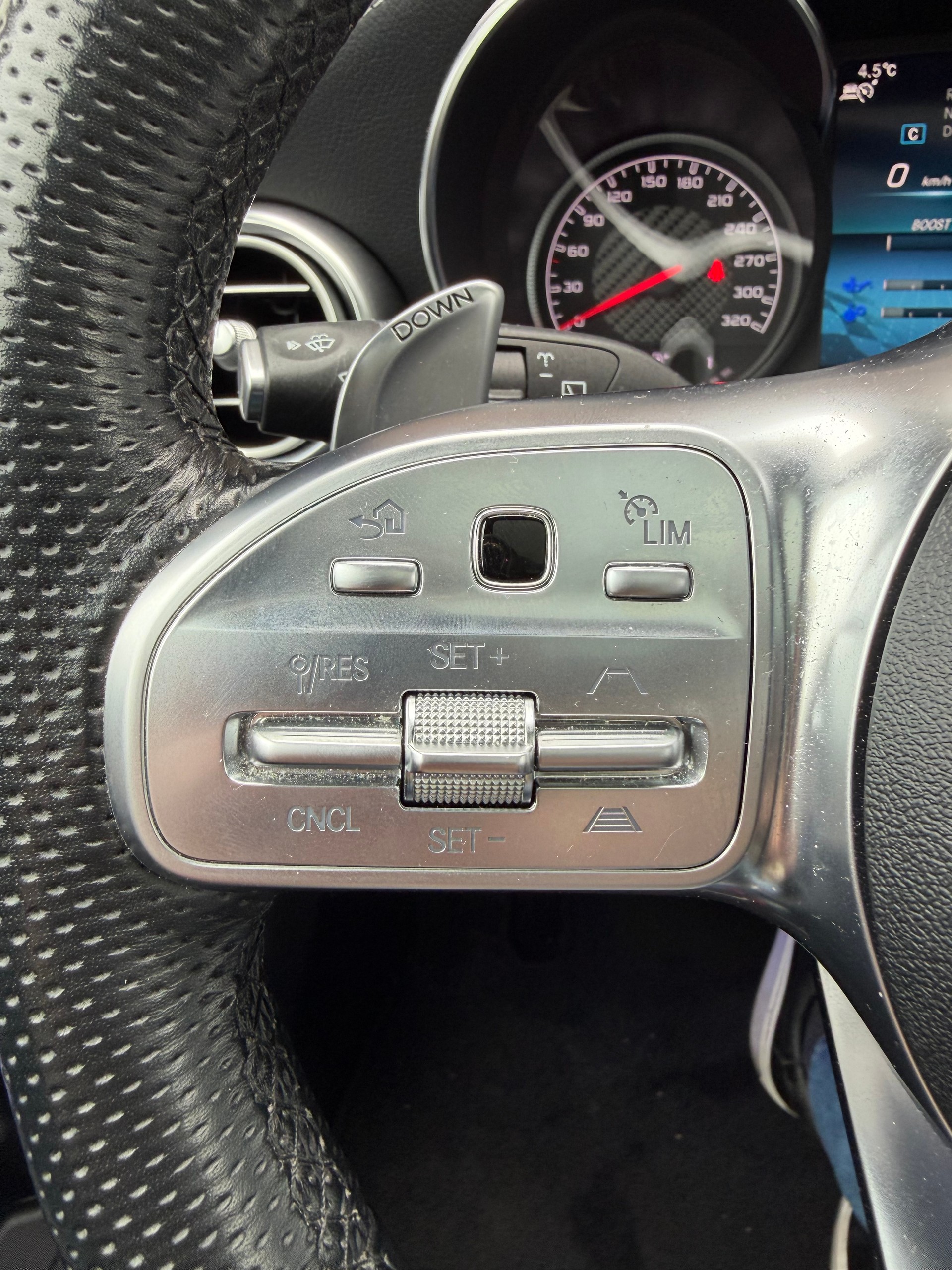 MERCEDES-BENZ C 63 AMG-image-12