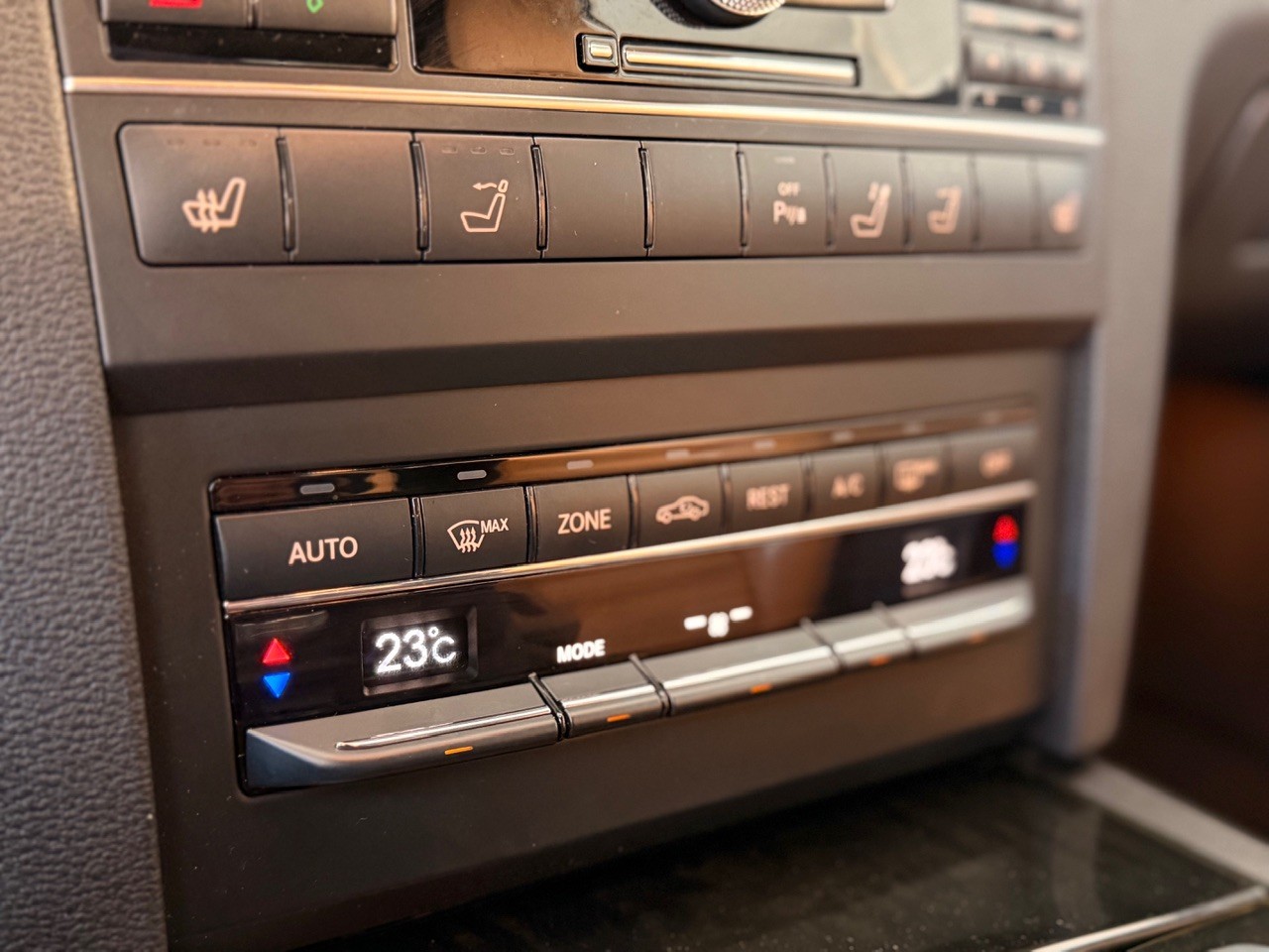 MERCEDES-BENZ E 350 CGI BlueEfficiency 7G-Tronic-image-21