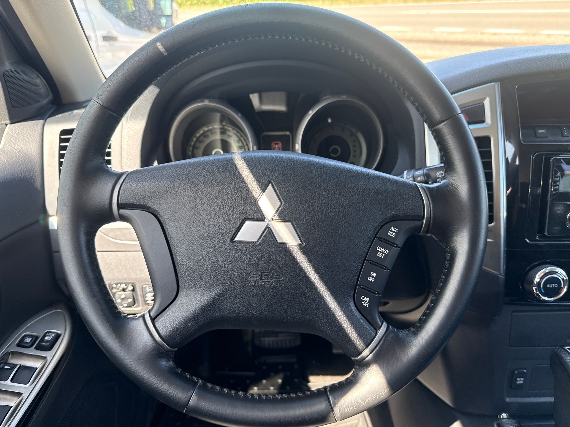 MITSUBISHI Pajero 3.2 DI-D Value Automatic-image-5