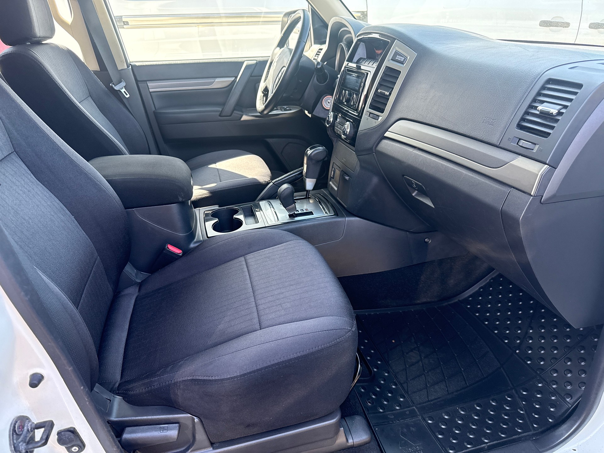 MITSUBISHI Pajero 3.2 DI-D Value Automatic-image-11