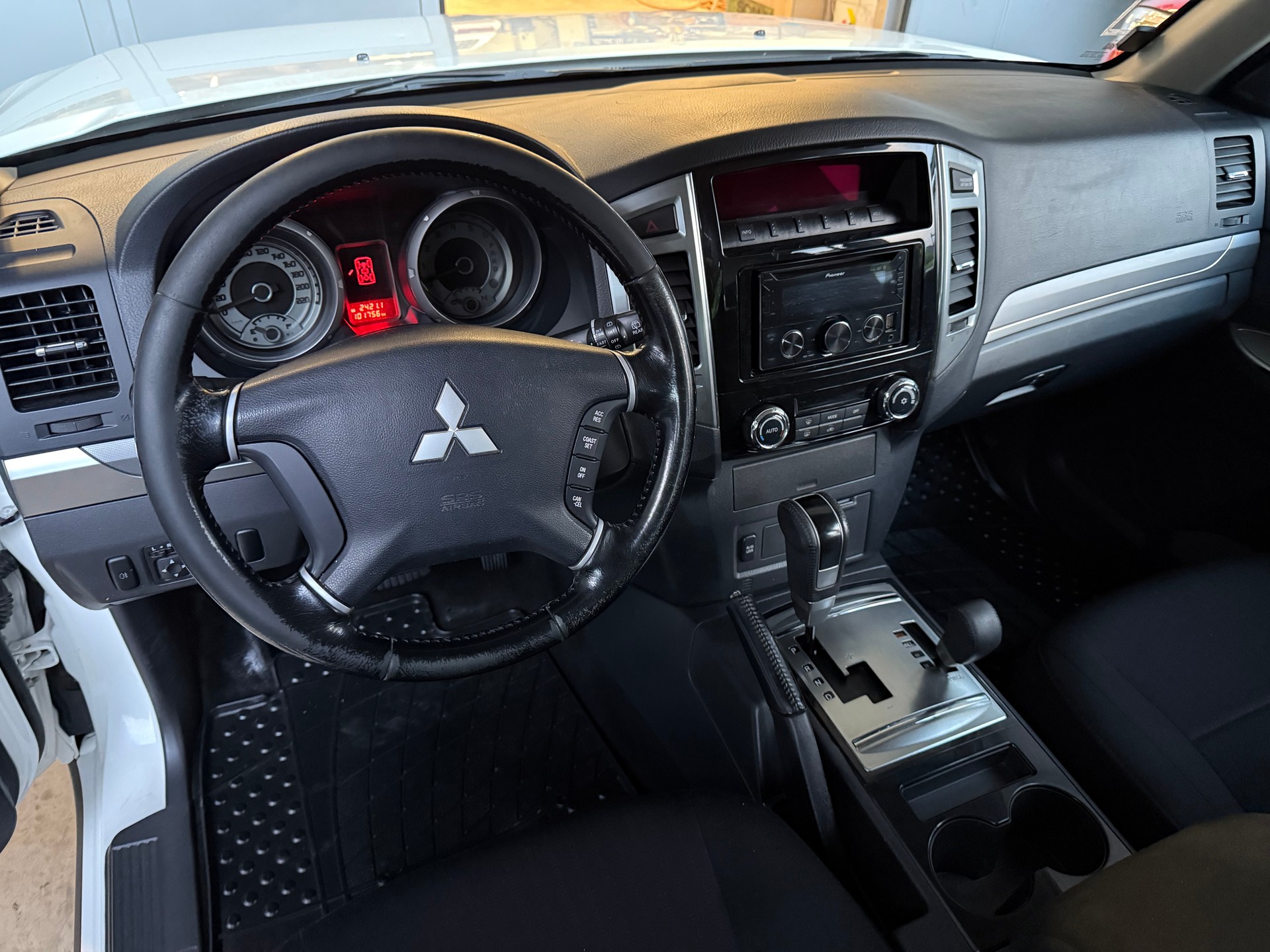 MITSUBISHI Pajero 3.2 DI-D Value Automatic-image-2
