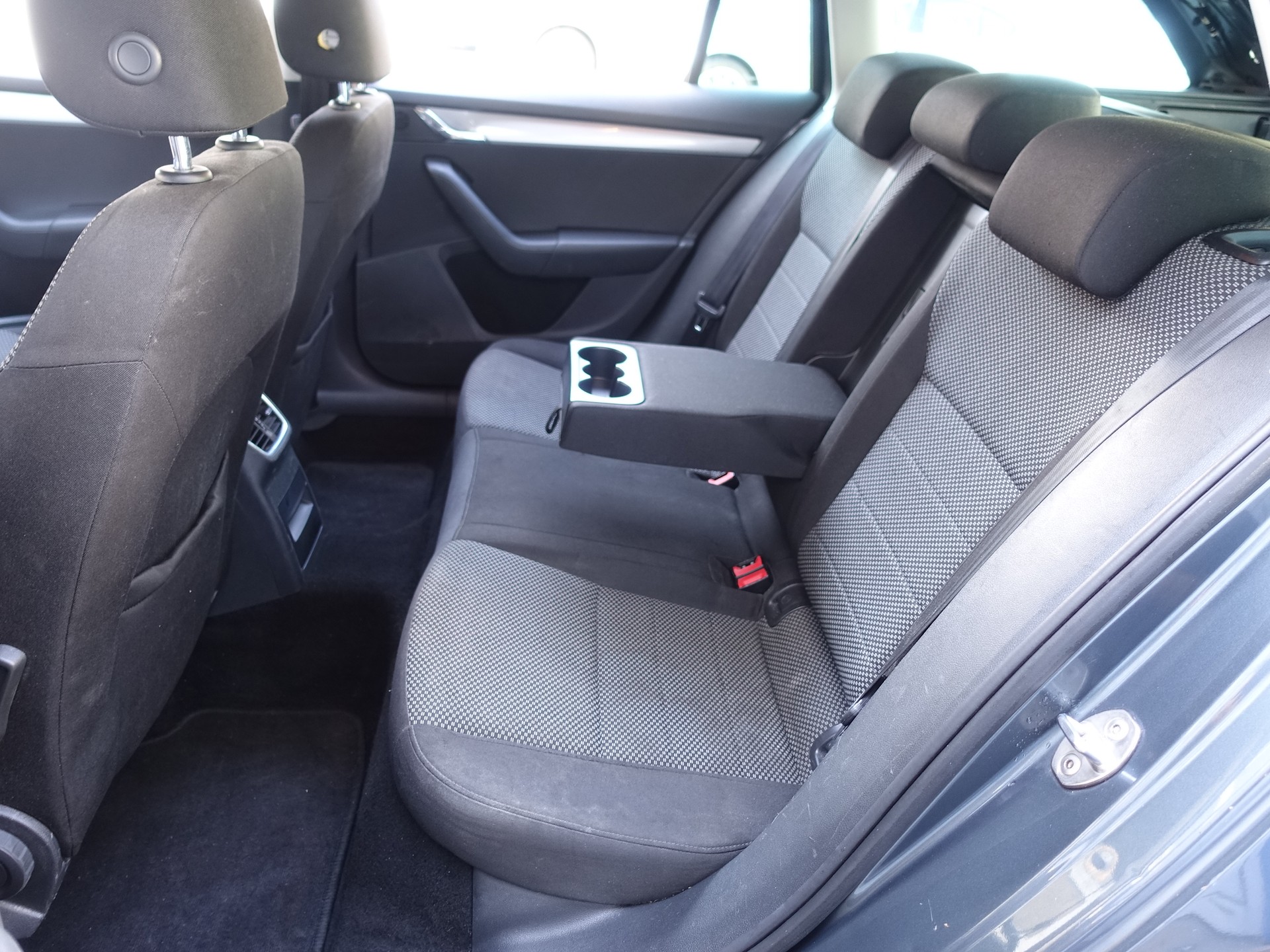 SKODA Octavia Combi 1.6 TDI Ambition 4x4-image-14
