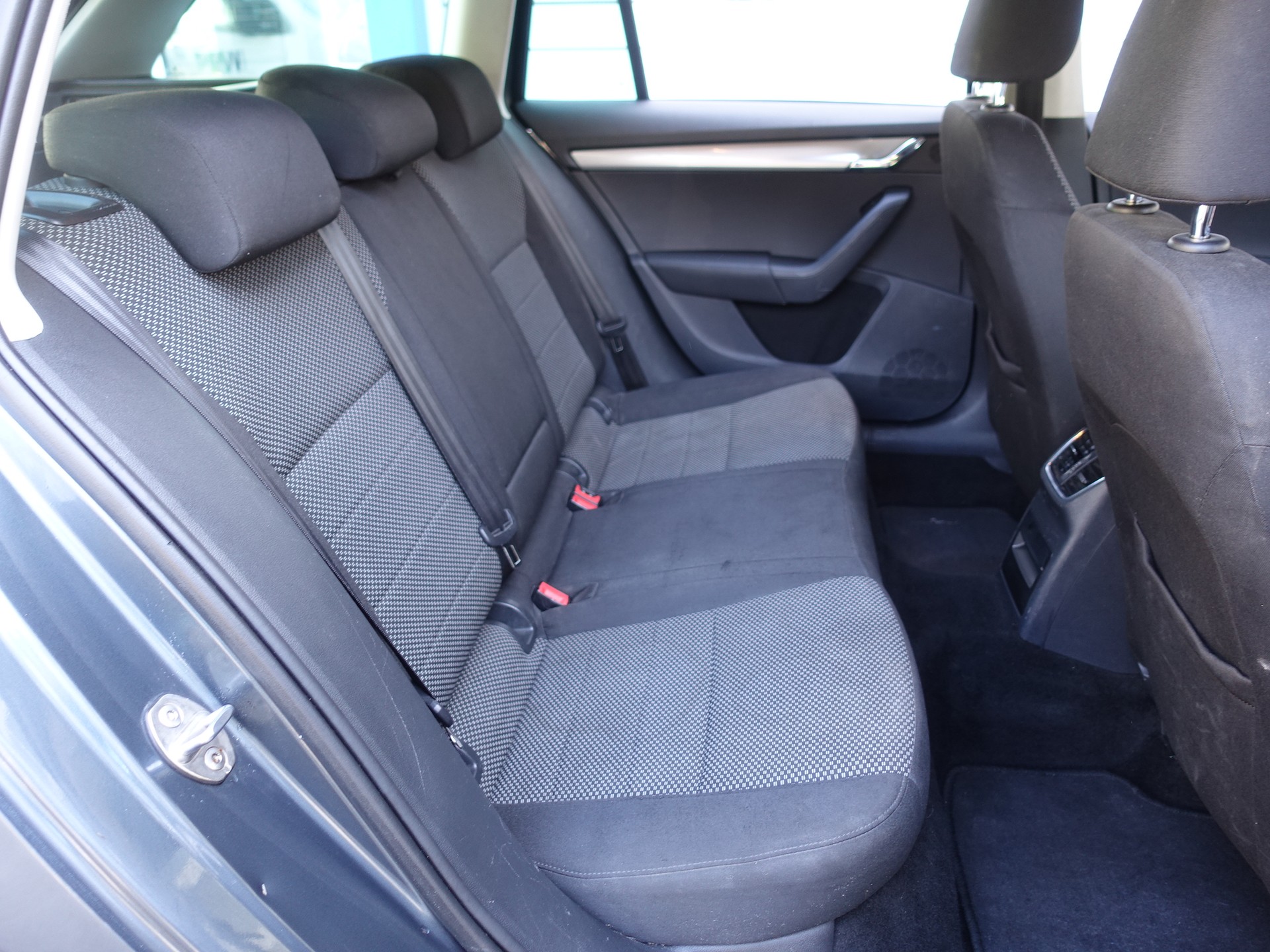 SKODA Octavia Combi 1.6 TDI Ambition 4x4-image-13