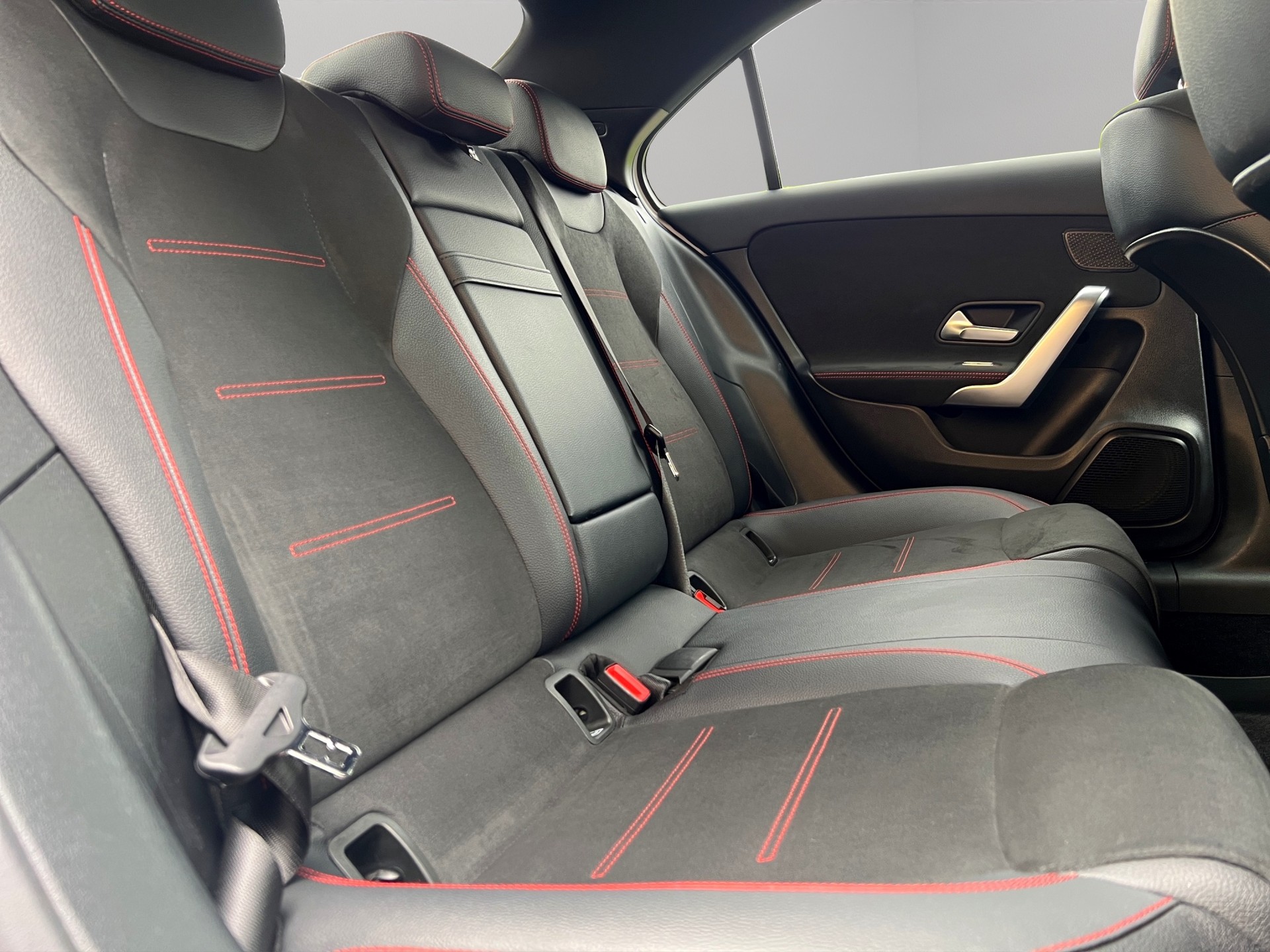 MERCEDES-BENZ A 220 AMG Line 7G-DCT 4Matic-image-25