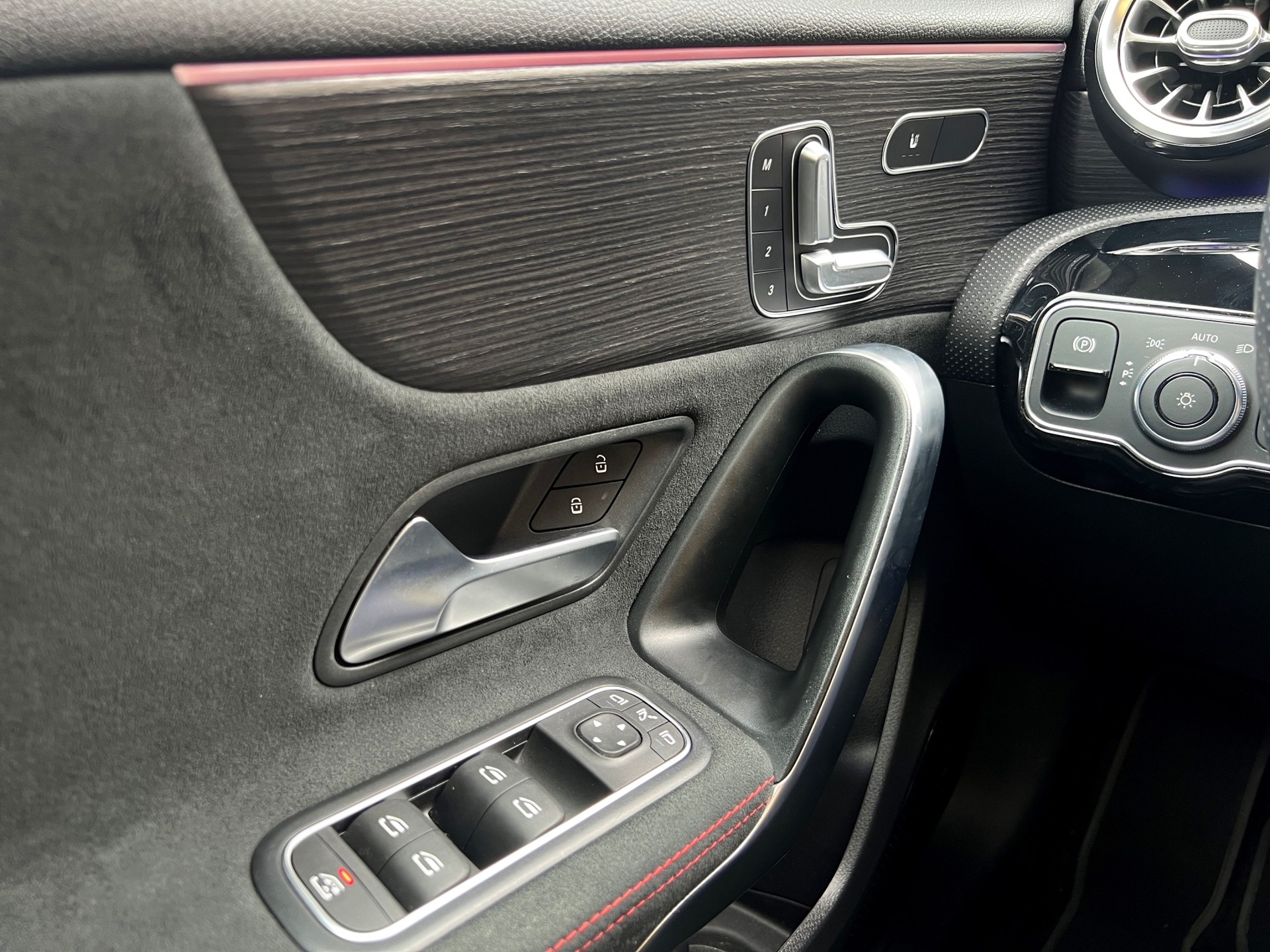 MERCEDES-BENZ A 220 AMG Line 7G-DCT 4Matic-image-19