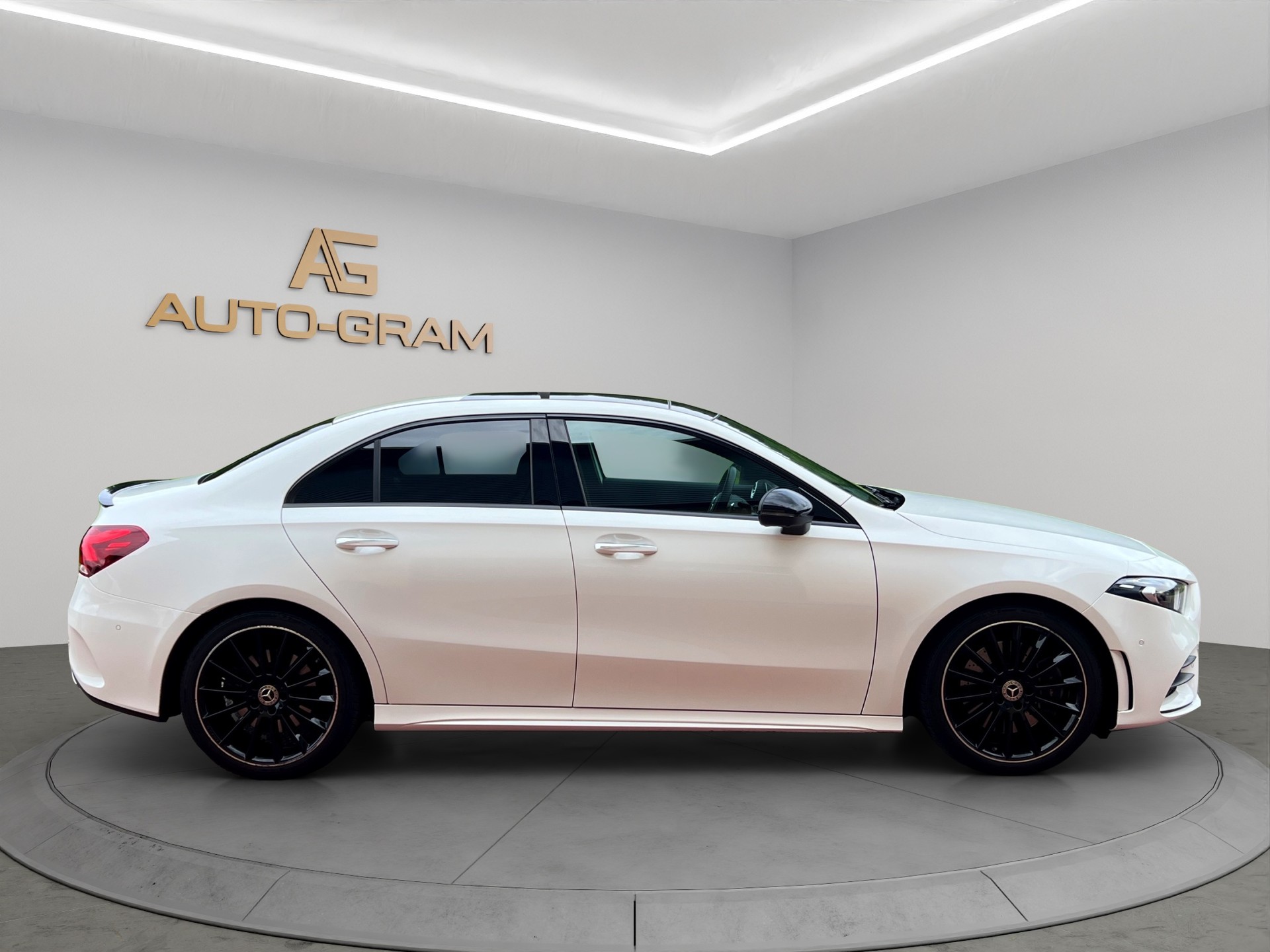 MERCEDES-BENZ A 220 AMG Line 7G-DCT 4Matic-image-5