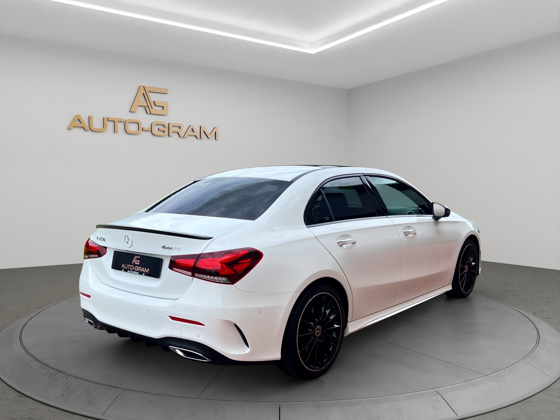 MERCEDES-BENZ A 220 AMG Line 7G-DCT 4Matic-image-4