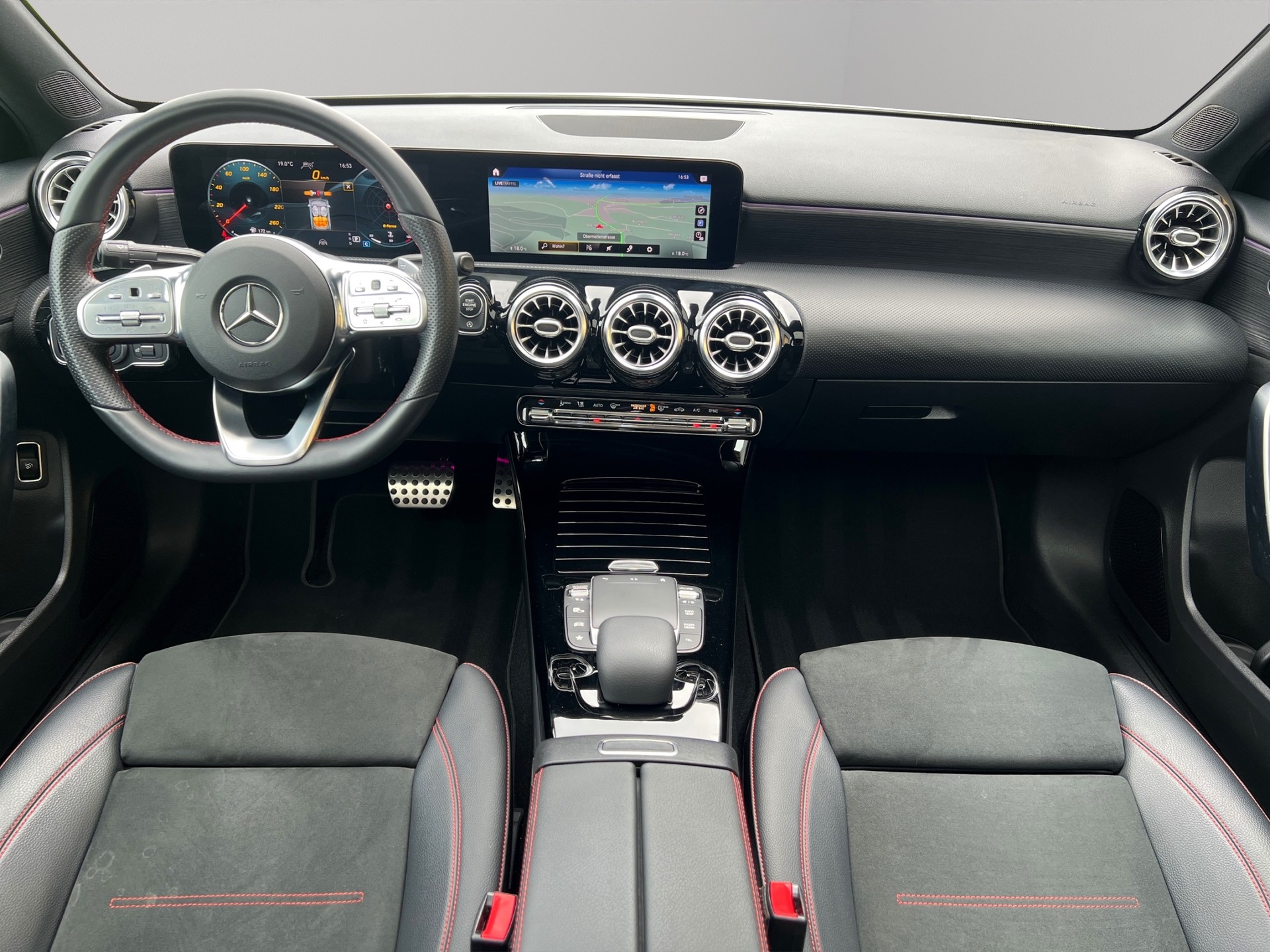 MERCEDES-BENZ A 220 AMG Line 7G-DCT 4Matic-image-14