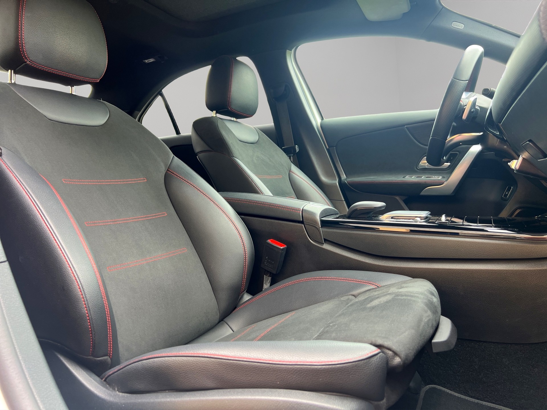 MERCEDES-BENZ A 220 AMG Line 7G-DCT 4Matic-image-24