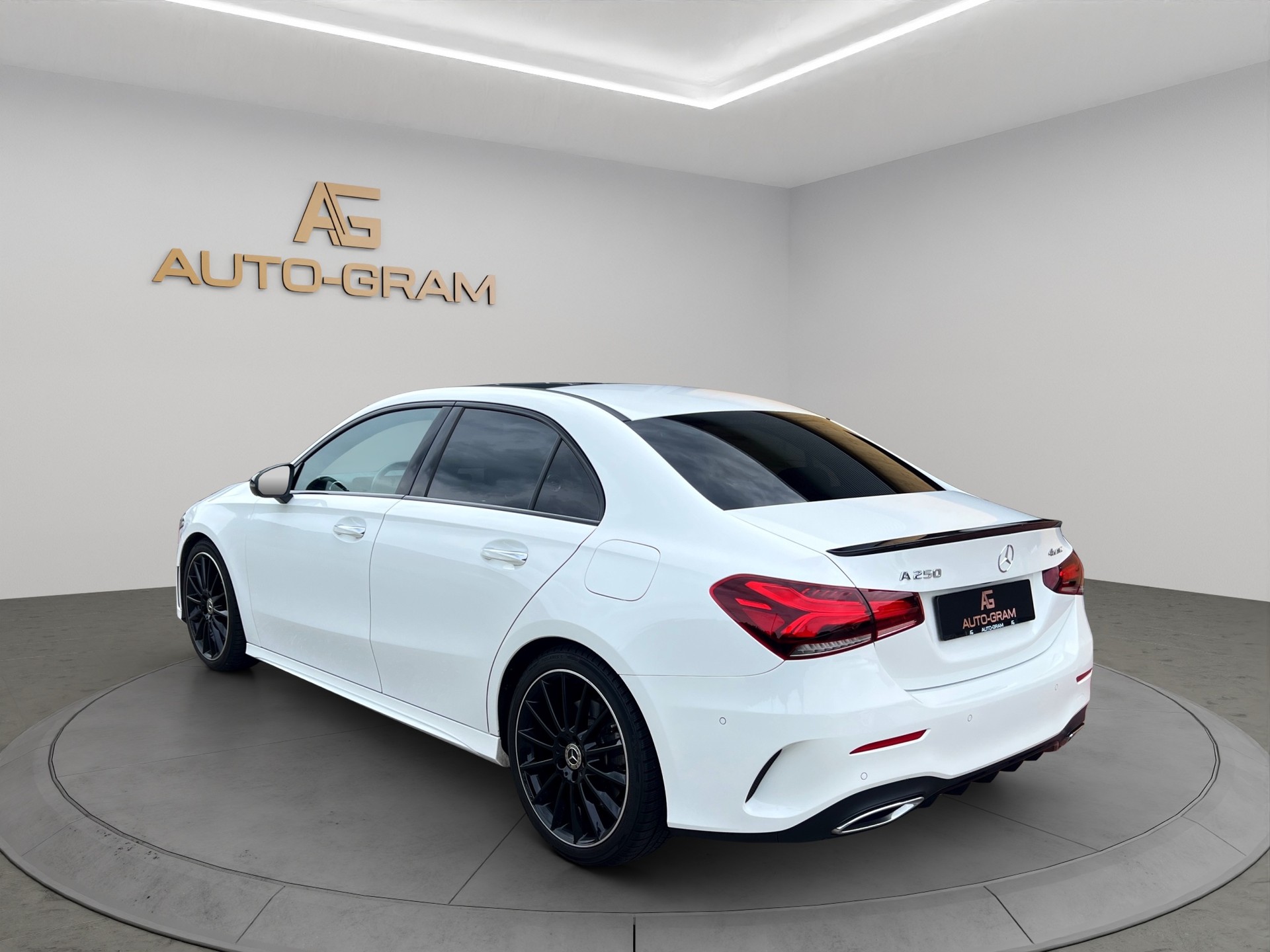 MERCEDES-BENZ A 220 AMG Line 7G-DCT 4Matic-image-2