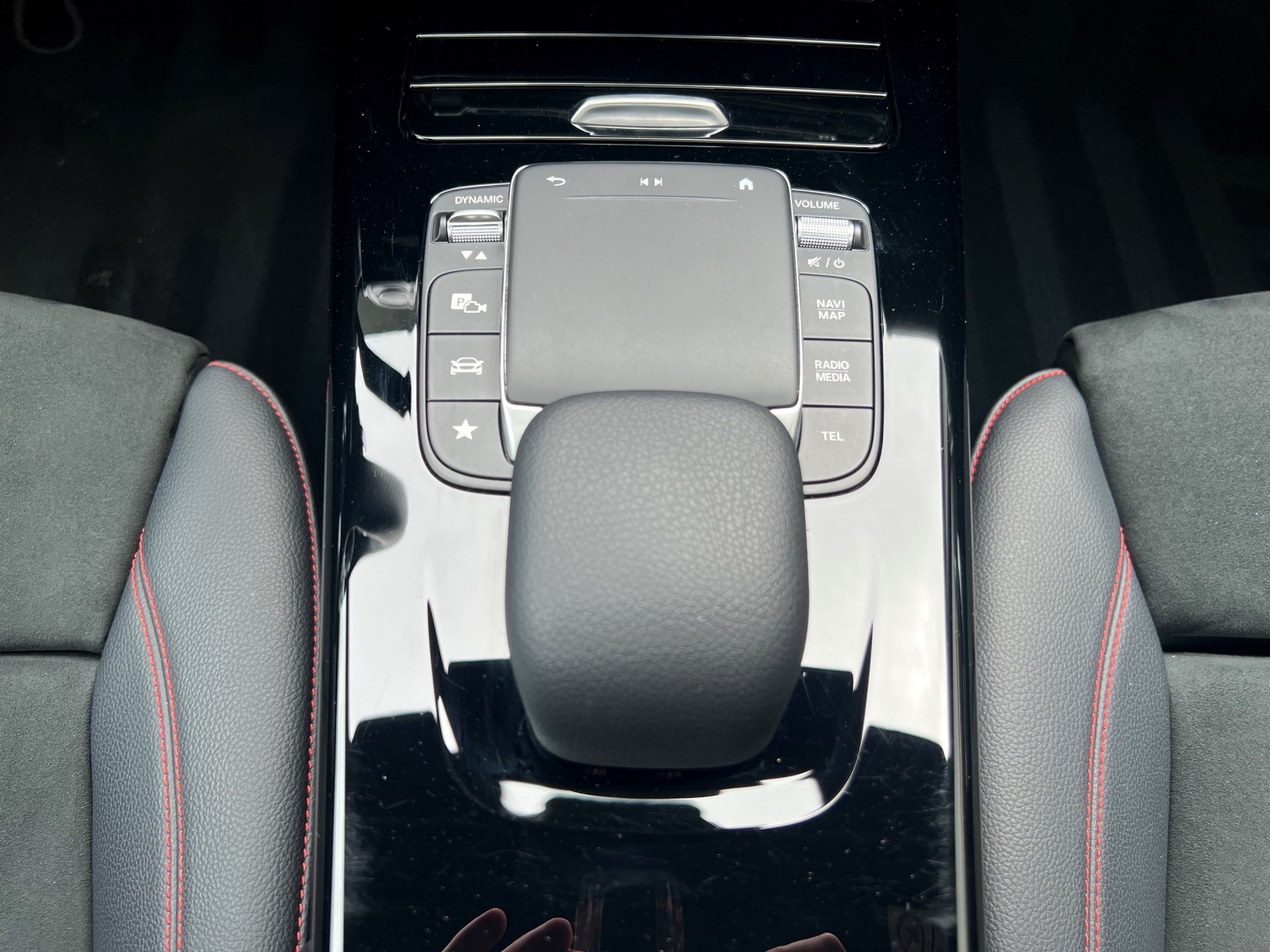 MERCEDES-BENZ A 220 AMG Line 7G-DCT 4Matic-image-18