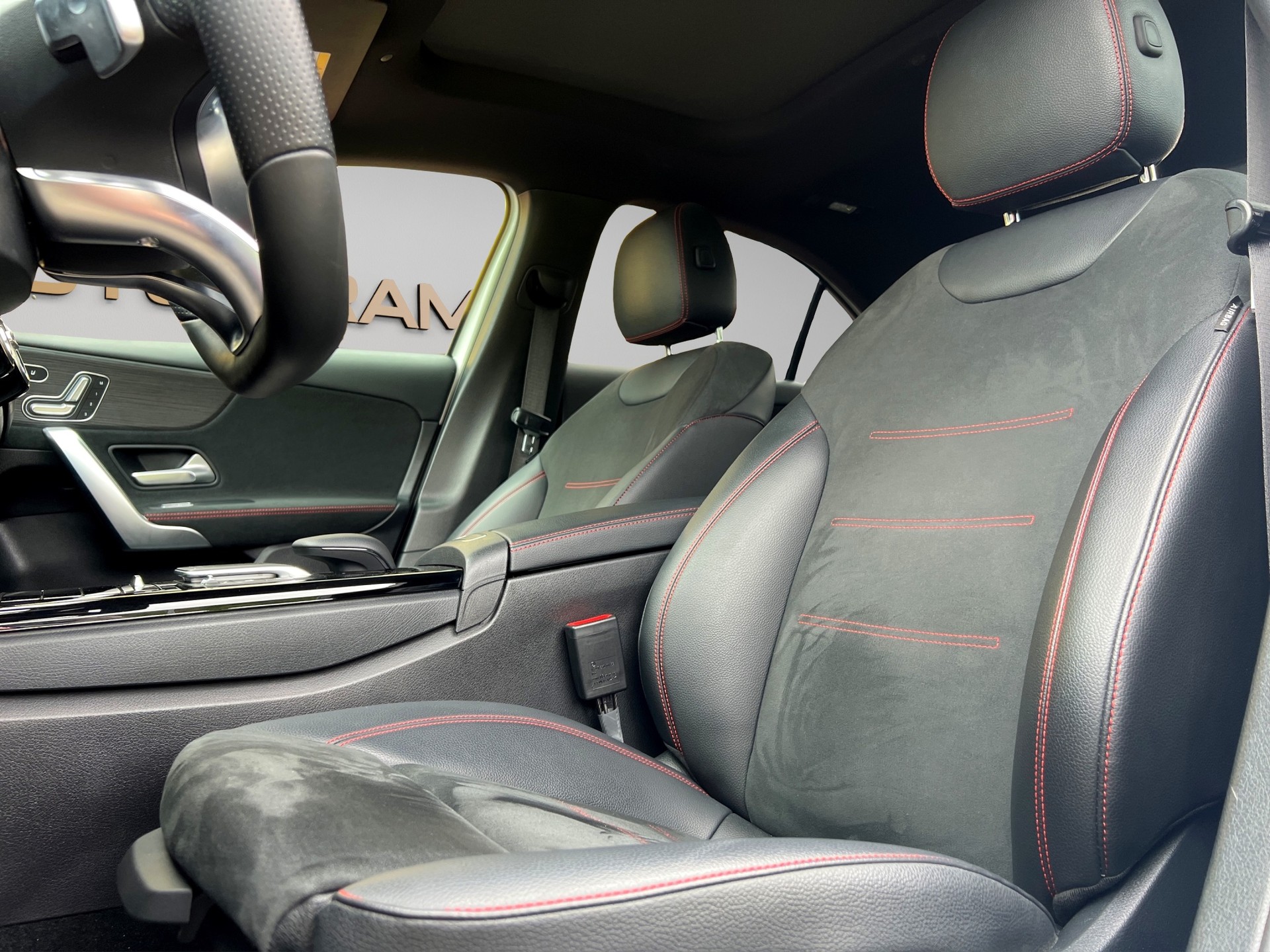 MERCEDES-BENZ A 220 AMG Line 7G-DCT 4Matic-image-12