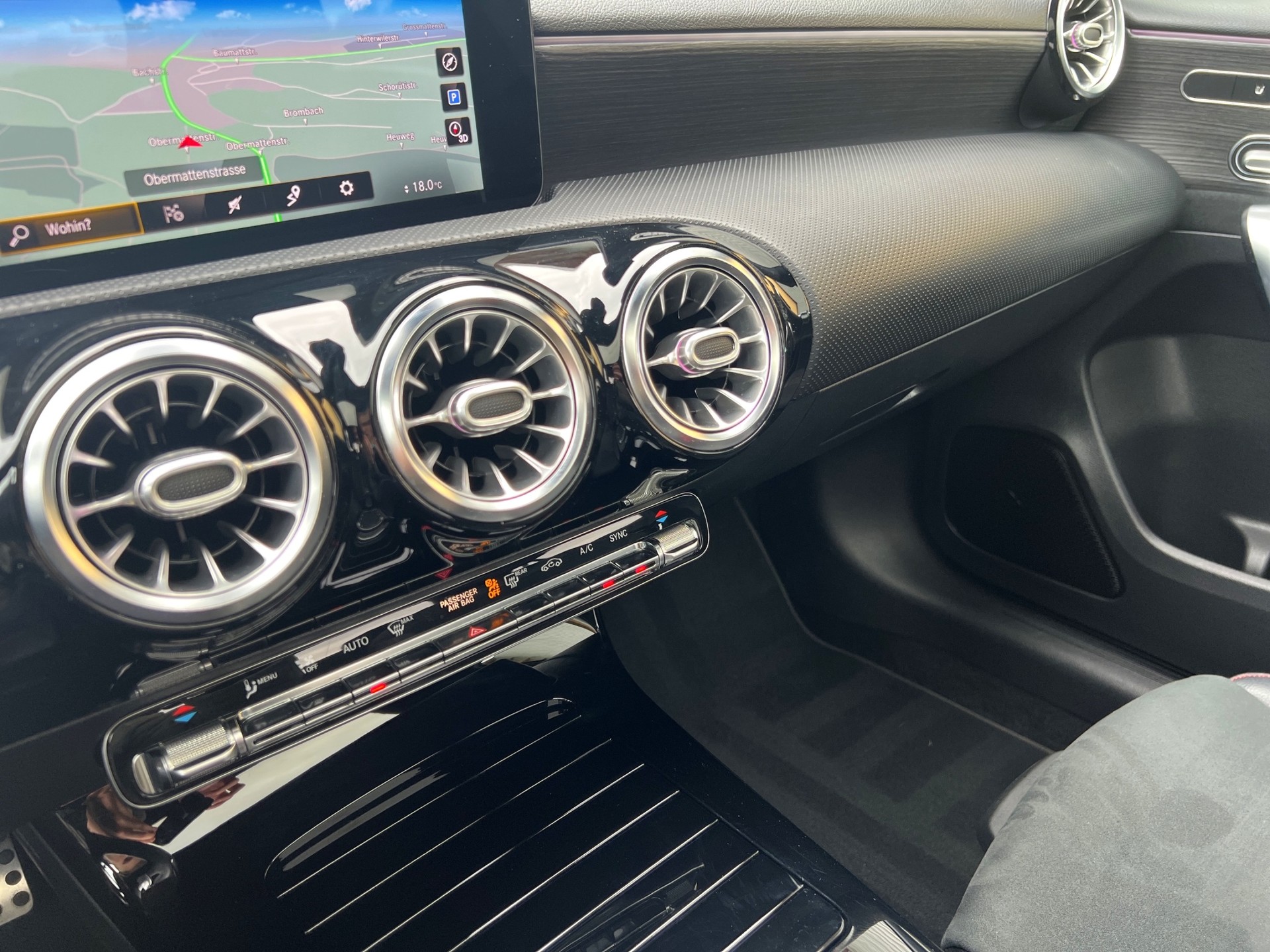 MERCEDES-BENZ A 220 AMG Line 7G-DCT 4Matic-image-21