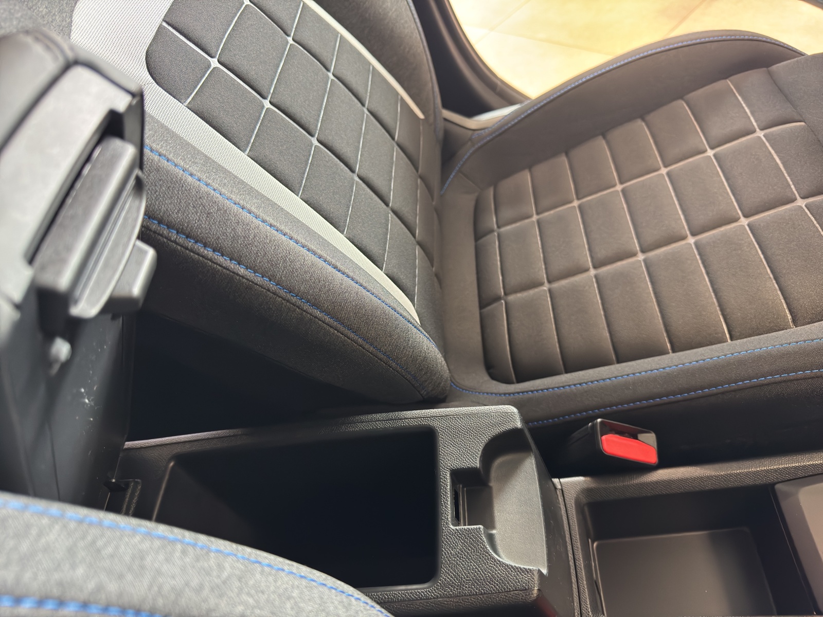 CITROEN C3 1.2 Hybrid Tonic Automat-image-17