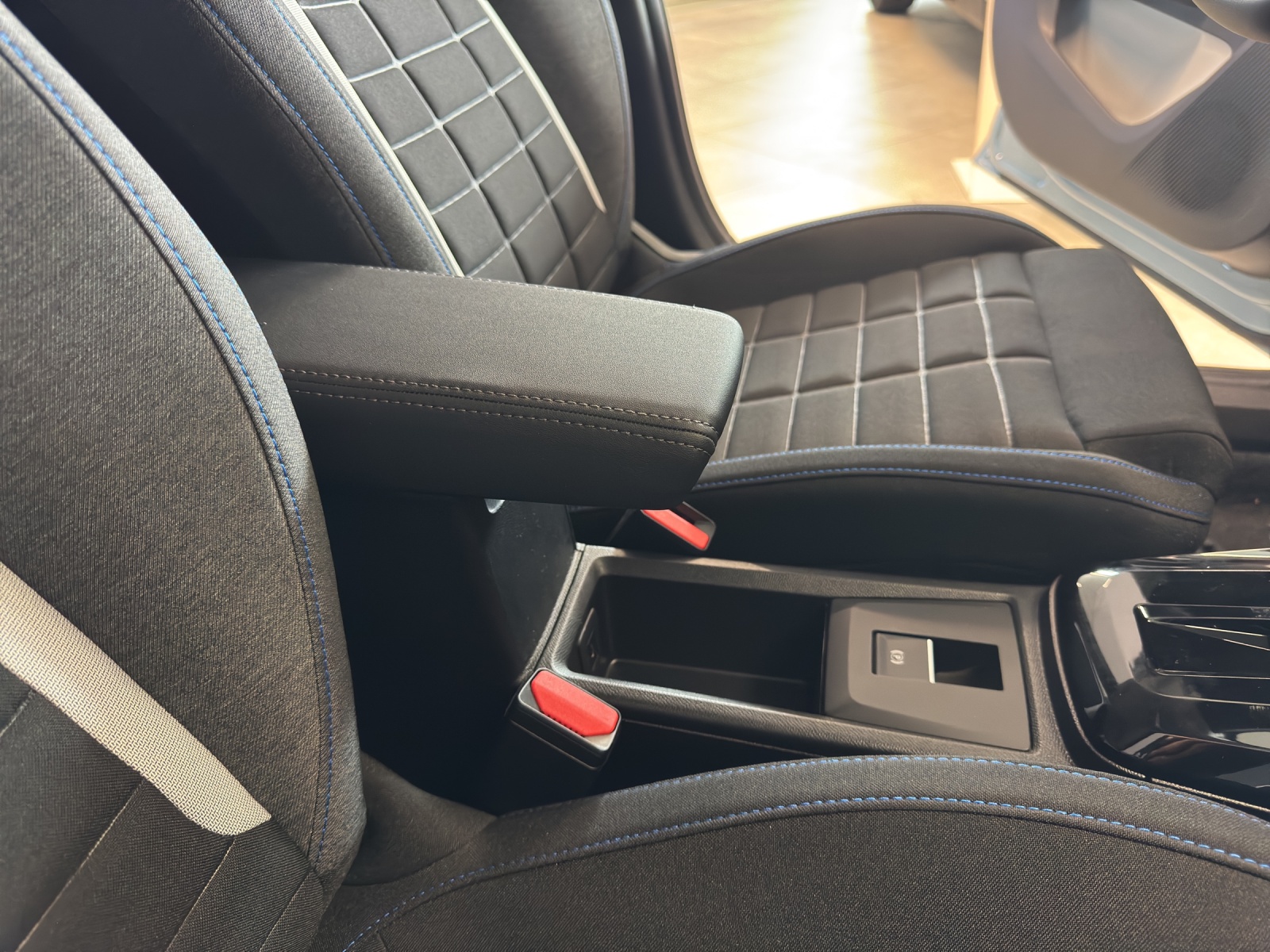 CITROEN C3 1.2 Hybrid Tonic Automat-image-18