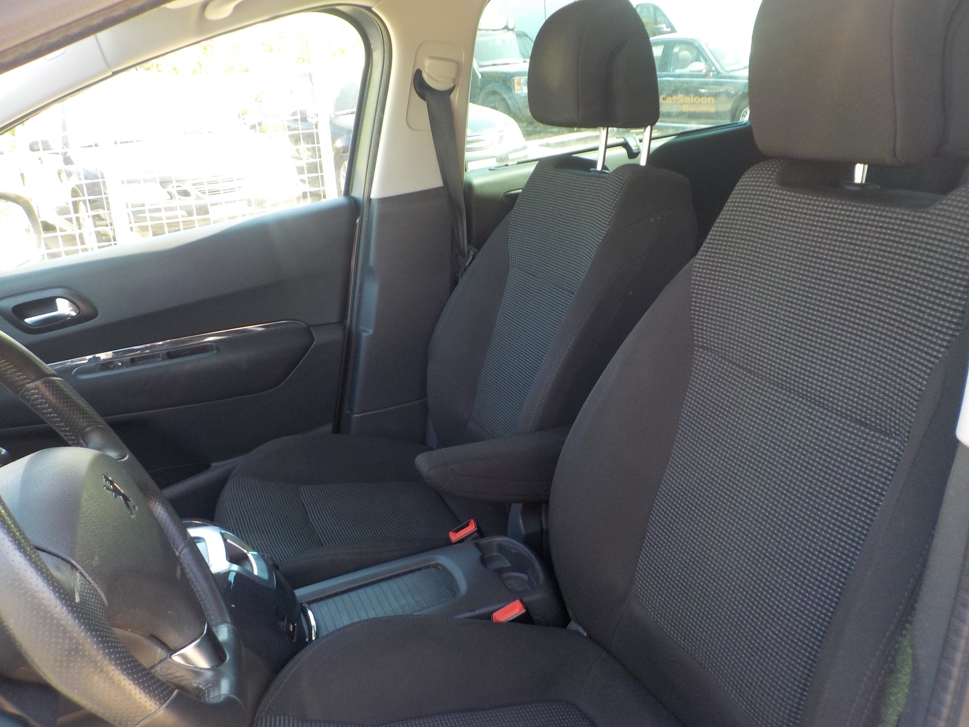 PEUGEOT 5008 1.6 16V T Allure Automatic-image-7