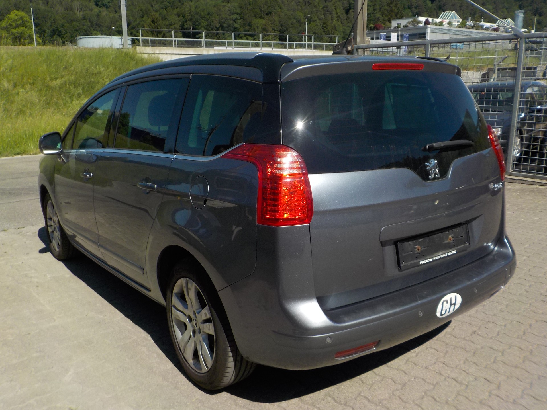 PEUGEOT 5008 1.6 16V T Allure Automatic-image-3