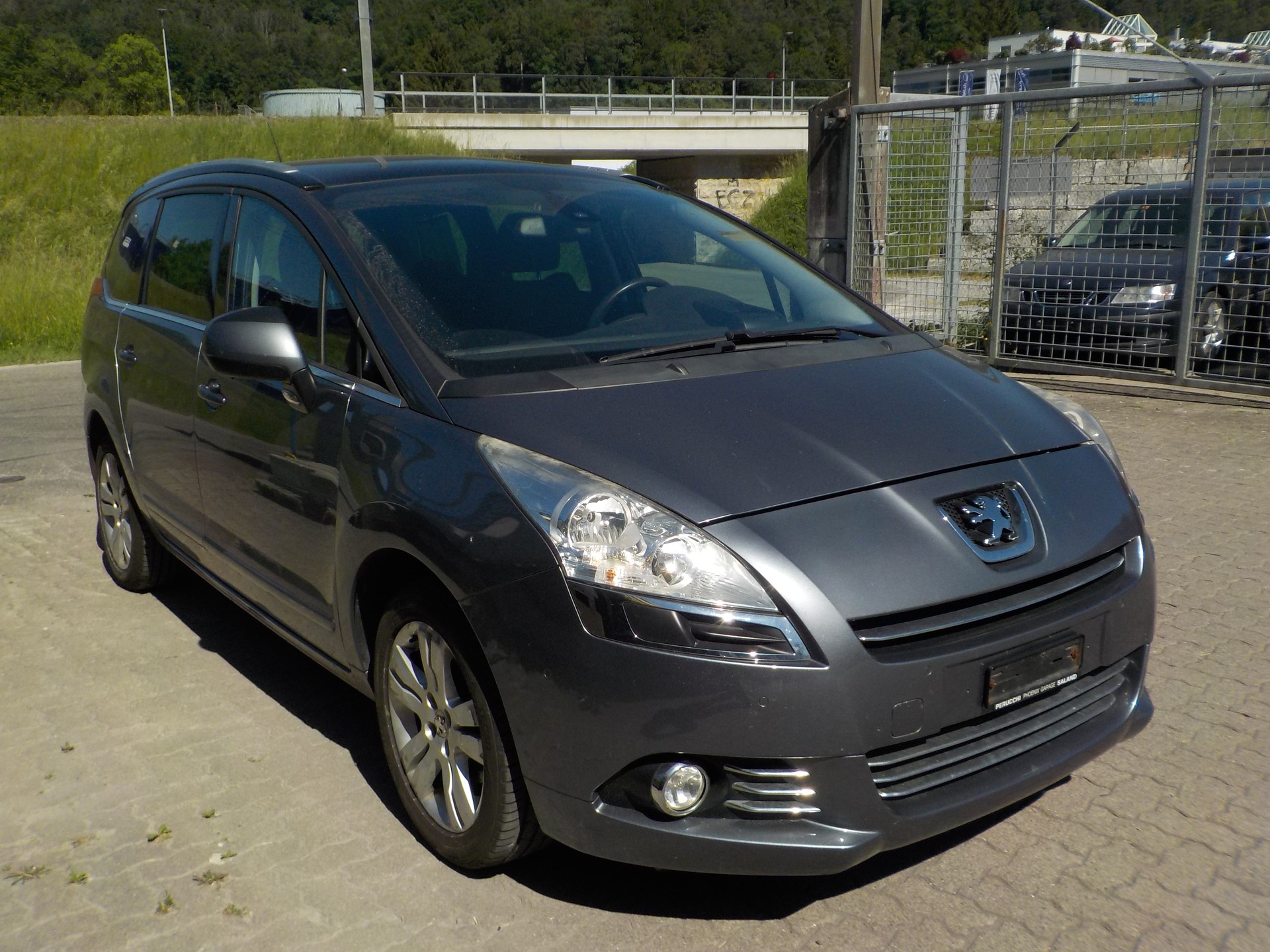 PEUGEOT 5008 1.6 16V T Allure Automatic-image-1