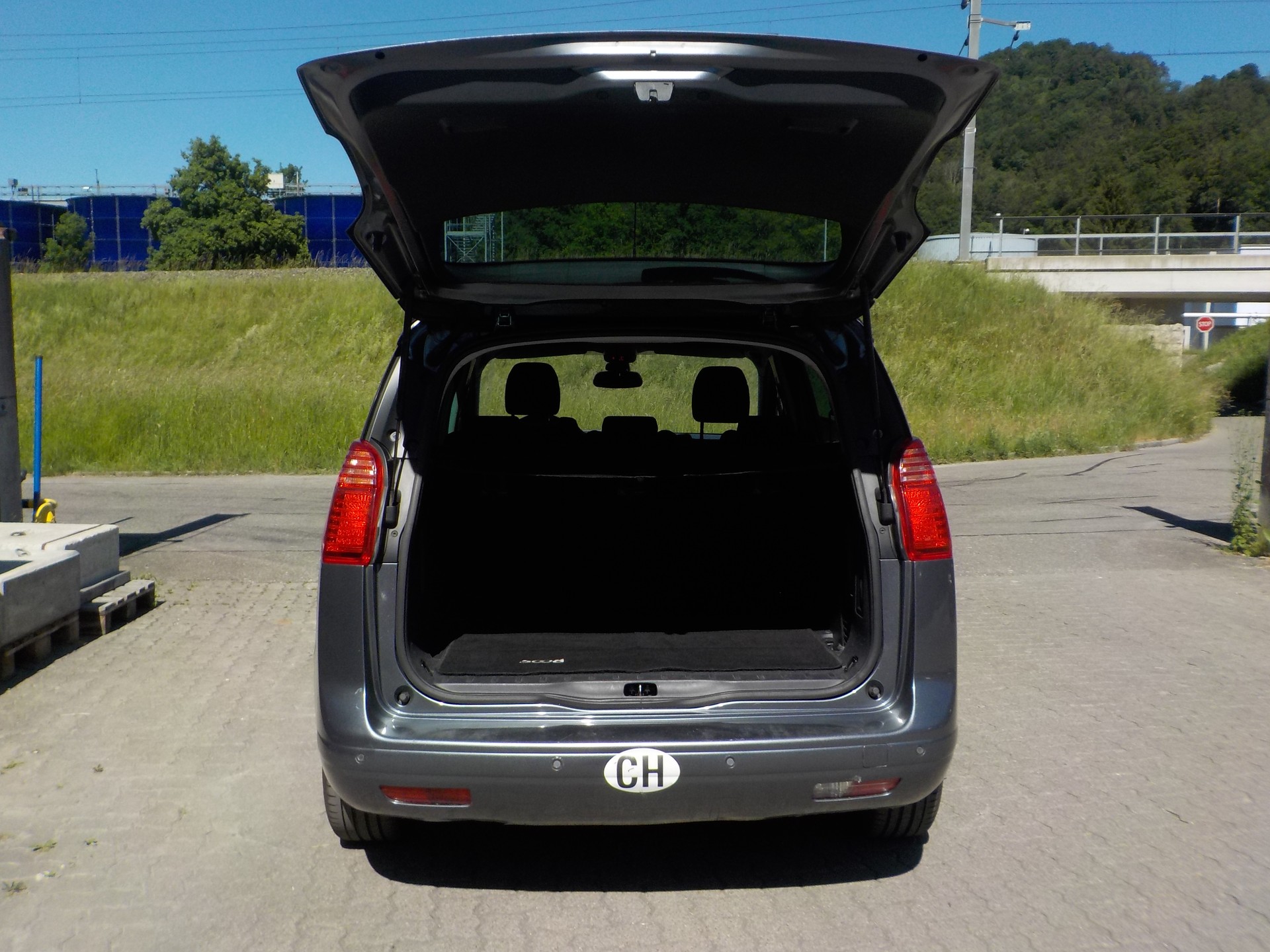 PEUGEOT 5008 1.6 16V T Allure Automatic-image-4